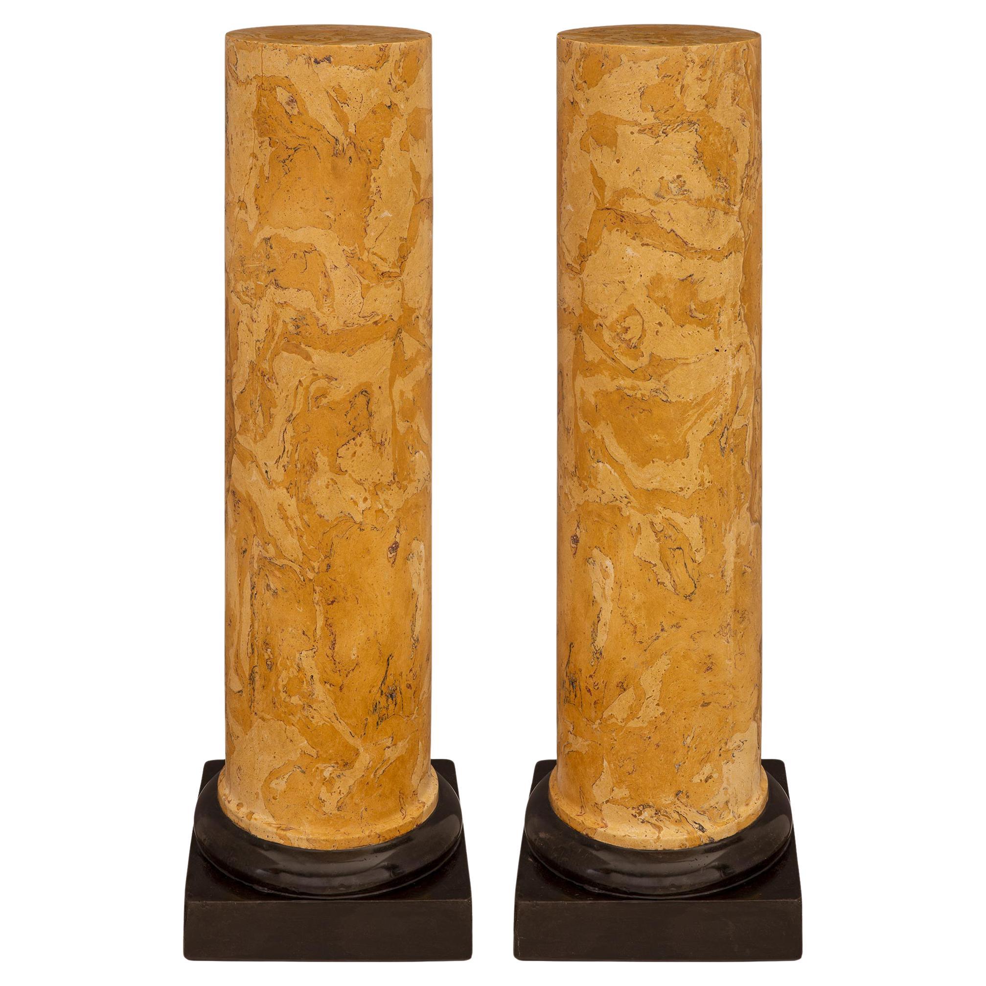 Paire de colonnes de piédestaux italiens néo-classiques du 19ème siècle de St. Scagliola