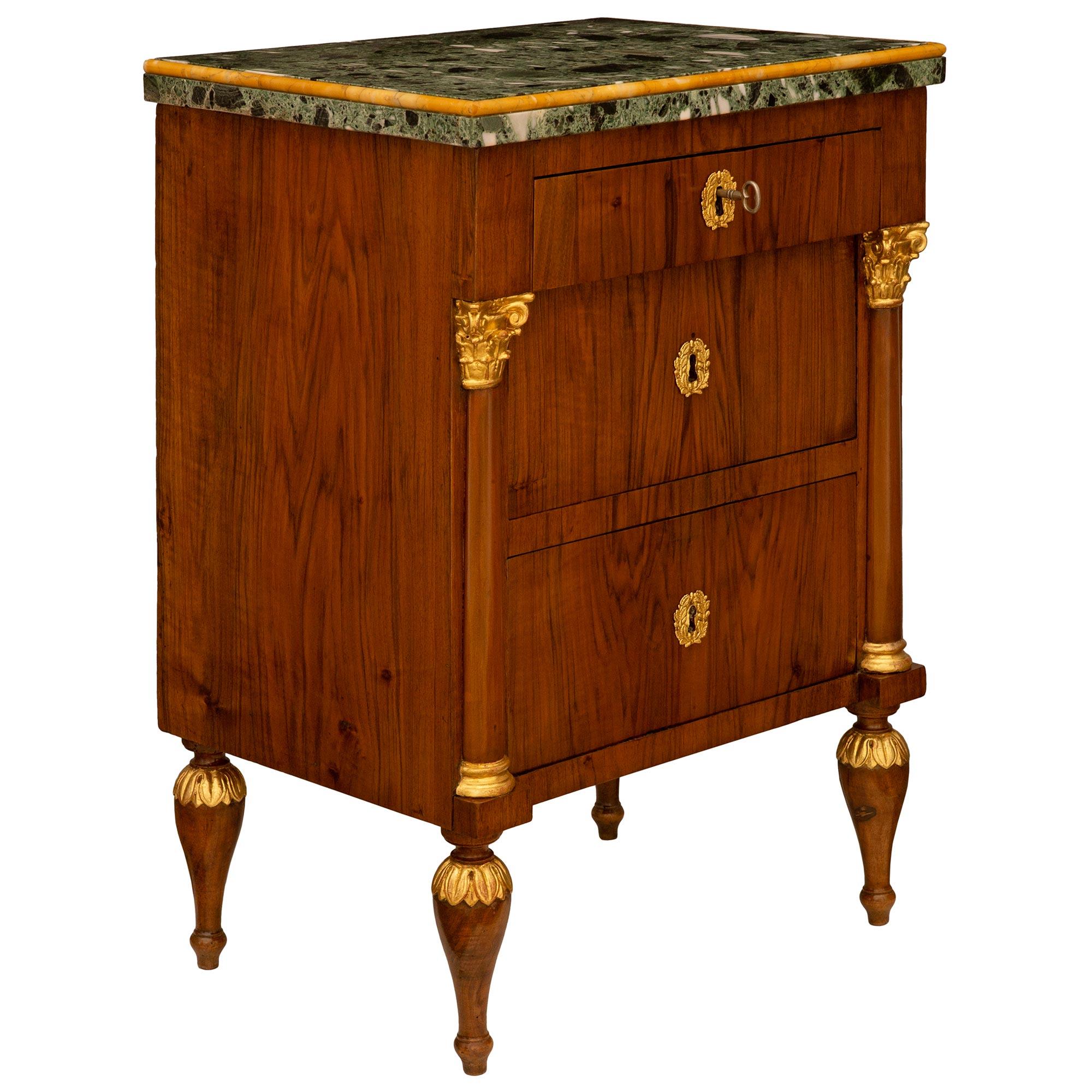 Paar italienische neoklassische Truhen aus Nussbaum, Giltwood und Marmor aus dem 19. (Neoklassisch) im Angebot