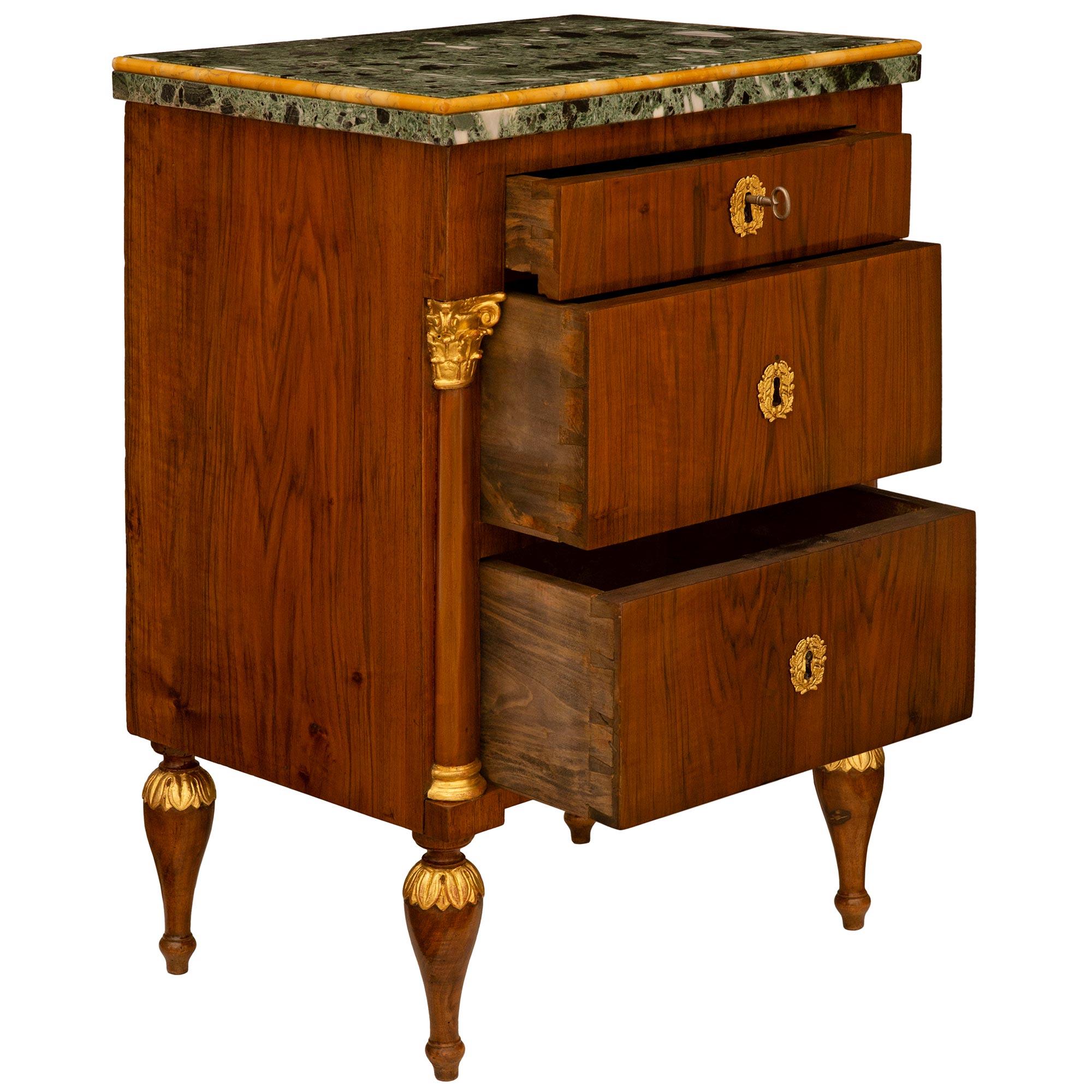 Paar italienische neoklassische Truhen aus Nussbaum, Giltwood und Marmor aus dem 19. (Italienisch) im Angebot