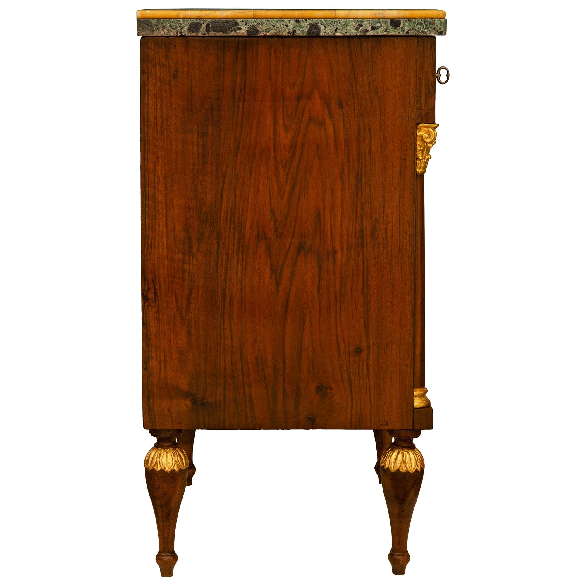 Paar italienische neoklassische Truhen aus Nussbaum, Giltwood und Marmor aus dem 19. im Zustand „Gut“ im Angebot in West Palm Beach, FL