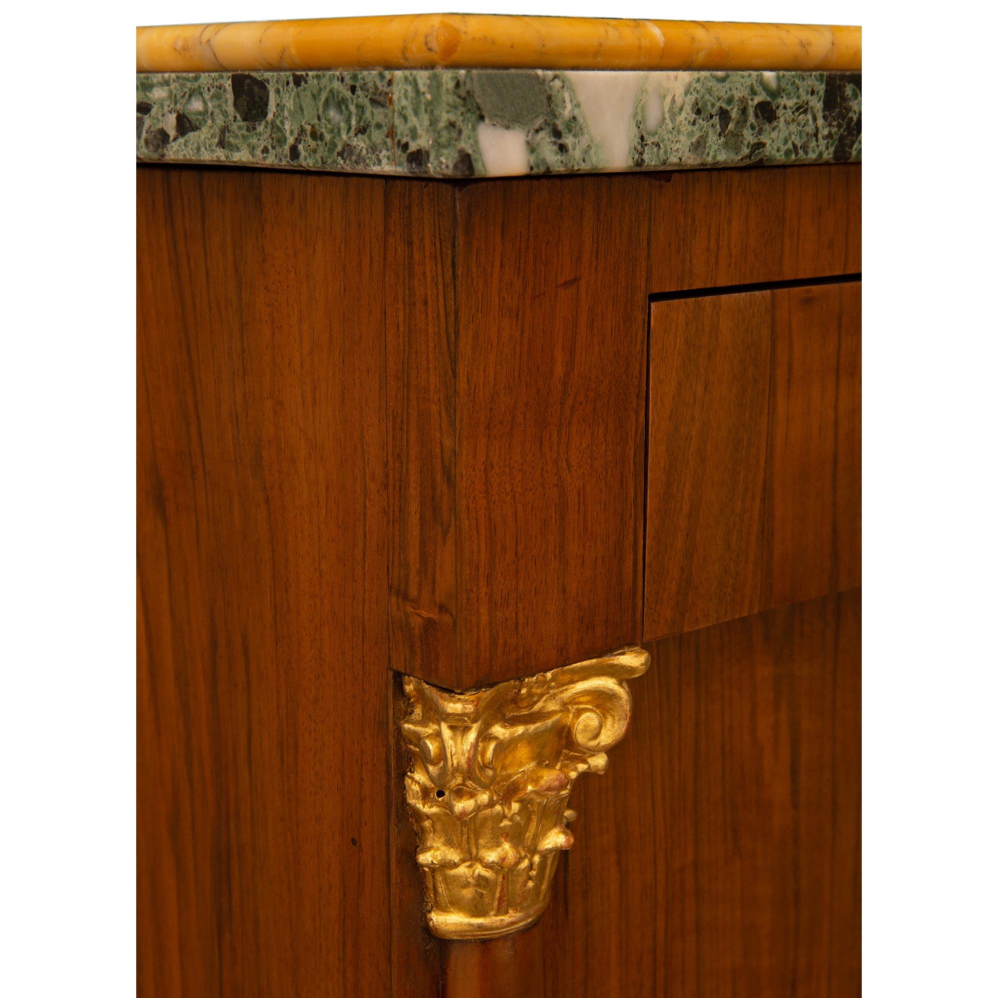Paar italienische neoklassische Truhen aus Nussbaum, Giltwood und Marmor aus dem 19. (19. Jahrhundert) im Angebot