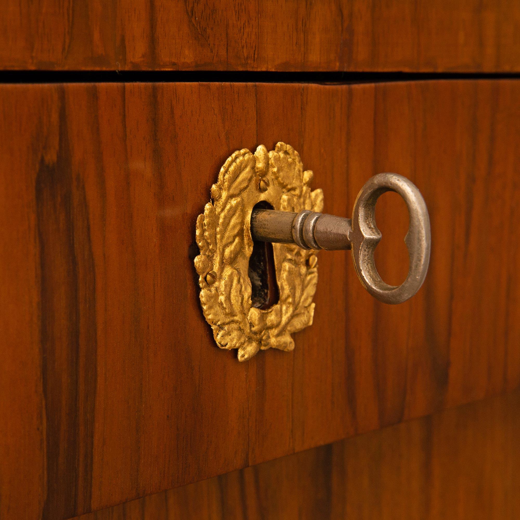 Paar italienische neoklassische Truhen aus Nussbaum, Giltwood und Marmor aus dem 19. im Angebot 1