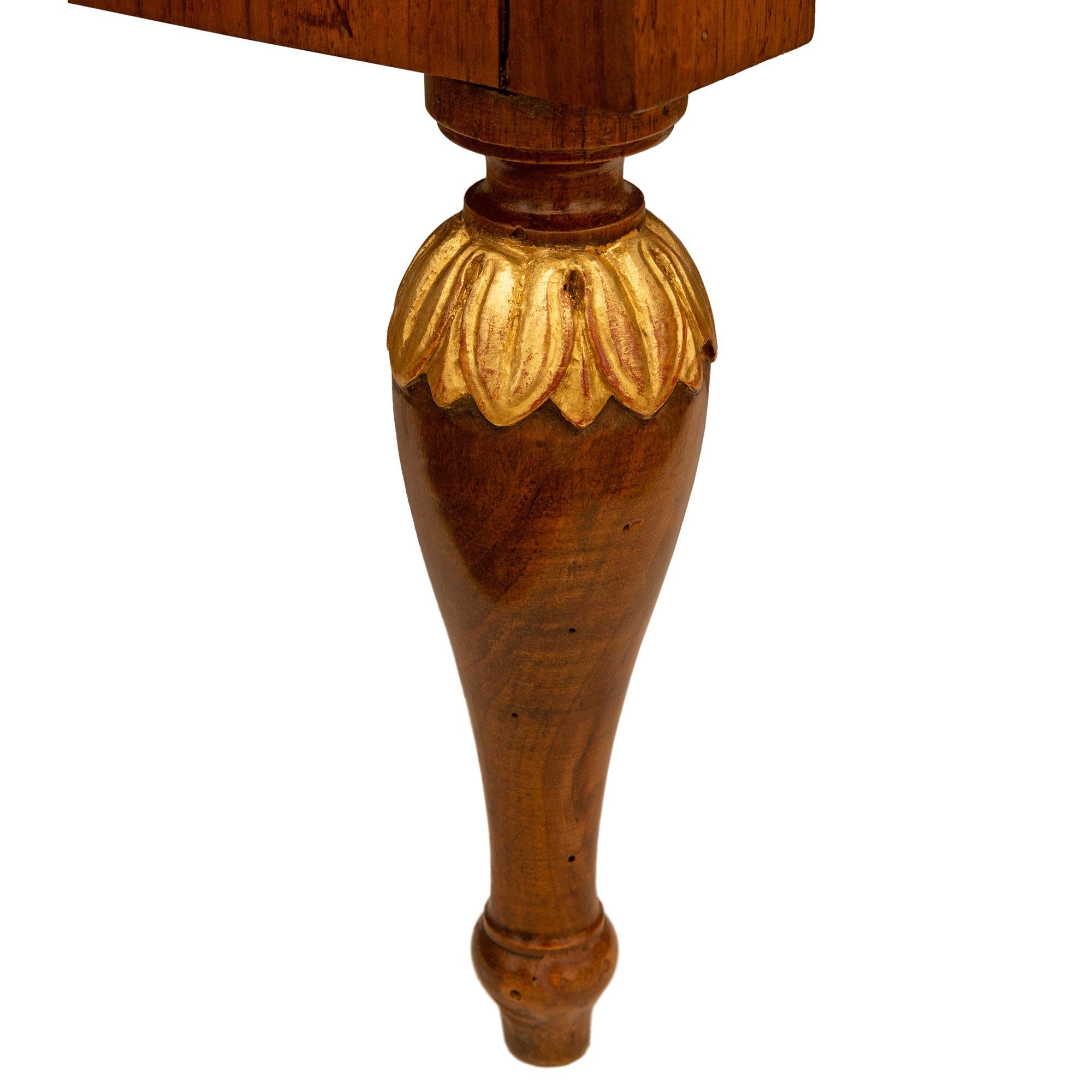 Paar italienische neoklassische Truhen aus Nussbaum, Giltwood und Marmor aus dem 19. im Angebot 2