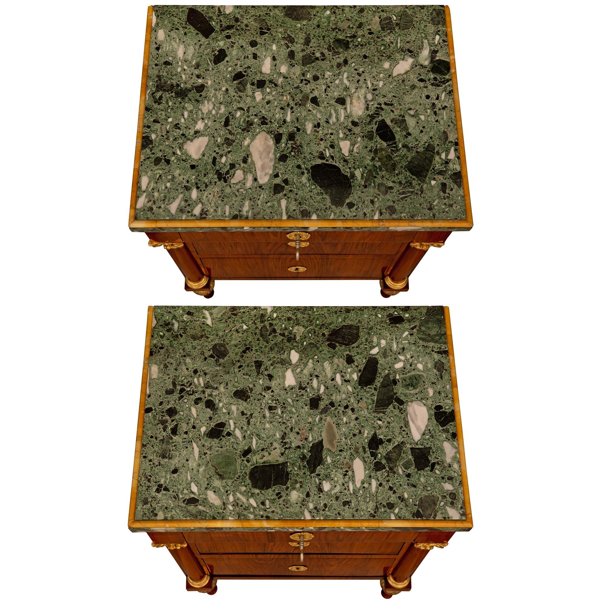 Paar italienische neoklassische Truhen aus Nussbaum, Giltwood und Marmor aus dem 19. im Angebot 3