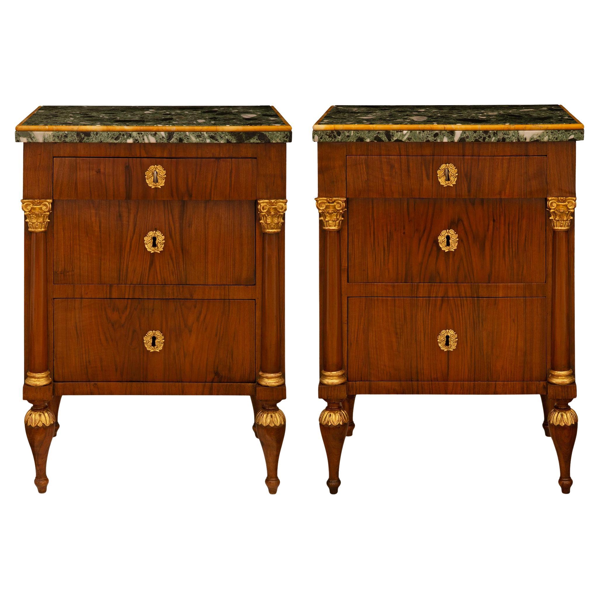 Paar italienische neoklassische Truhen aus Nussbaum, Giltwood und Marmor aus dem 19.