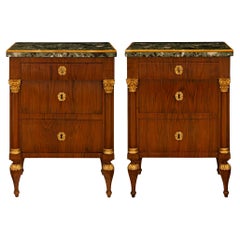 Paar italienische neoklassische Truhen aus Nussbaum, Giltwood und Marmor aus dem 19.