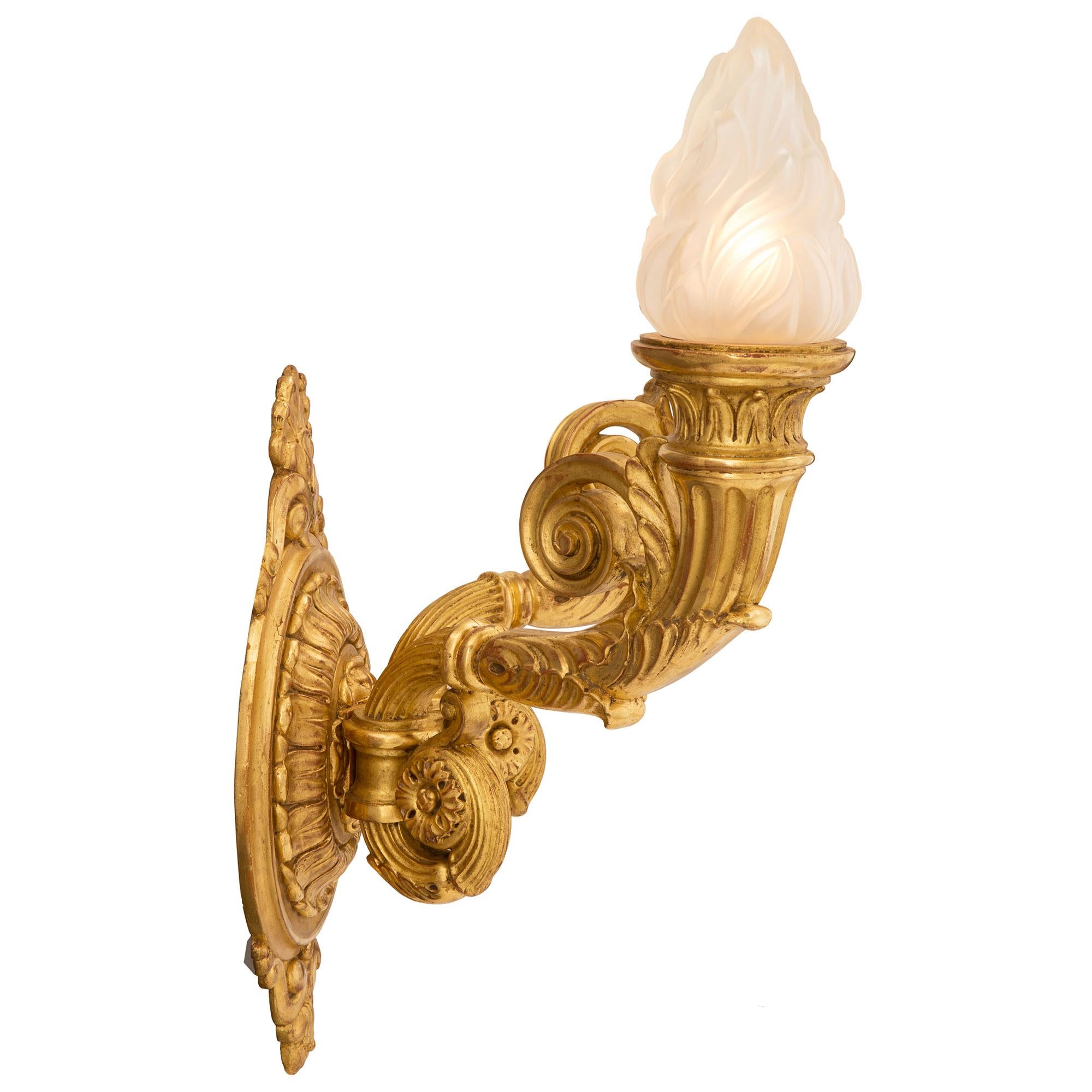 Néoclassique Paire d'appliques néoclassiques italiennes Bras de Lumière du 19ème siècle en bois doré en vente