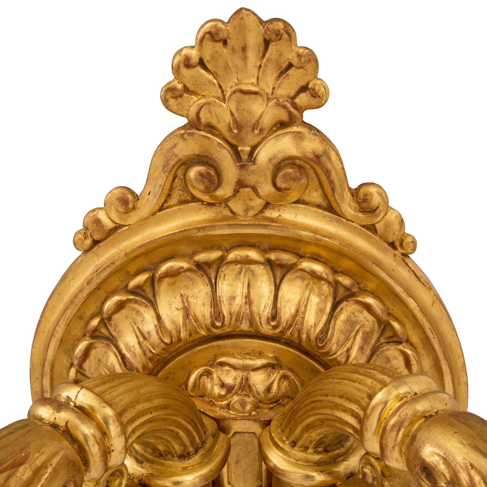 XIXe siècle Paire d'appliques néoclassiques italiennes Bras de Lumière du 19ème siècle en bois doré en vente