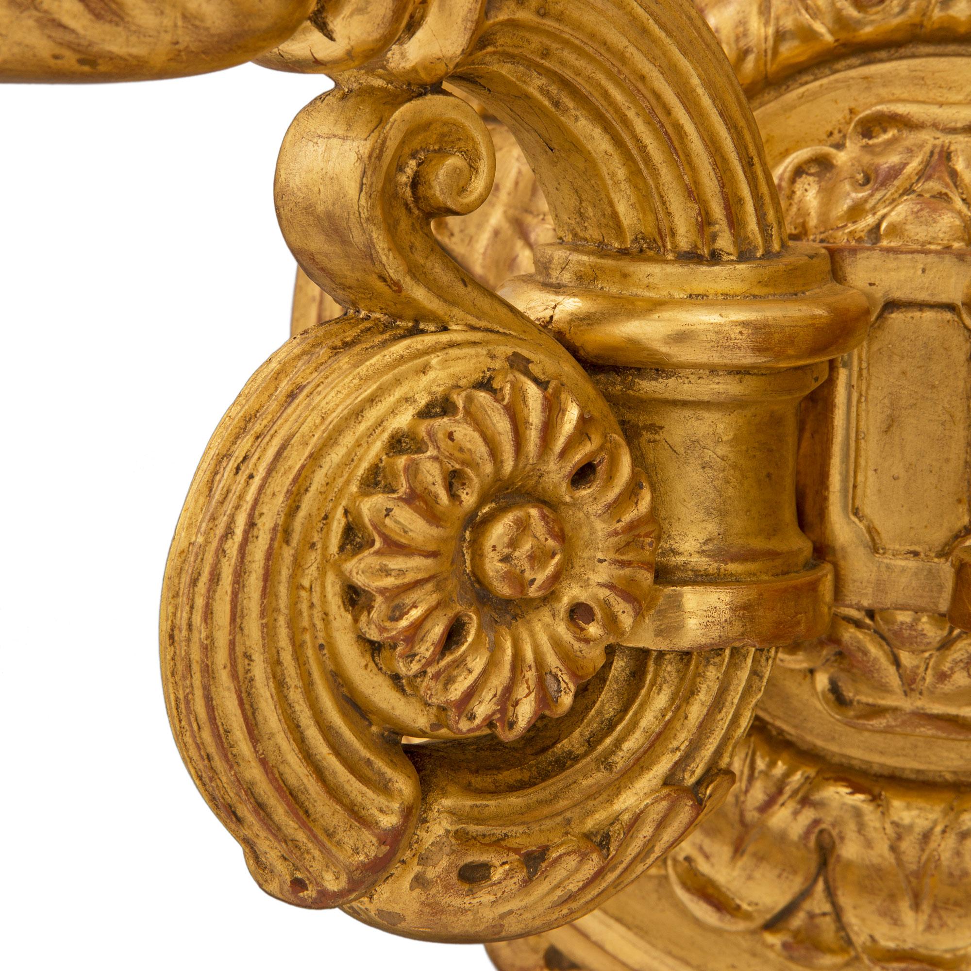 Bois doré Paire d'appliques néoclassiques italiennes Bras de Lumière du 19ème siècle en bois doré en vente