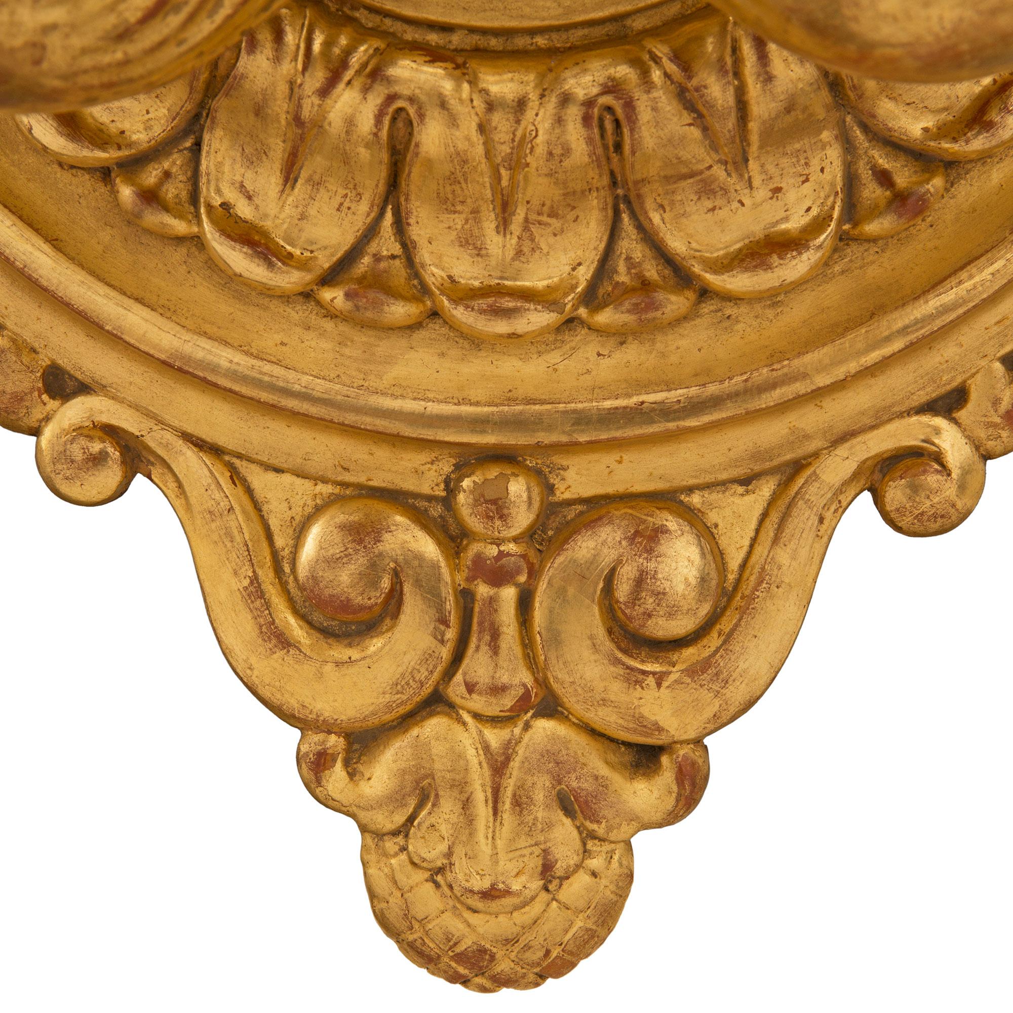Paar italienische neoklassizistische Bras De Lumiere-Wandleuchter aus vergoldetem Holz aus dem 19. Jahrhundert im Angebot 1