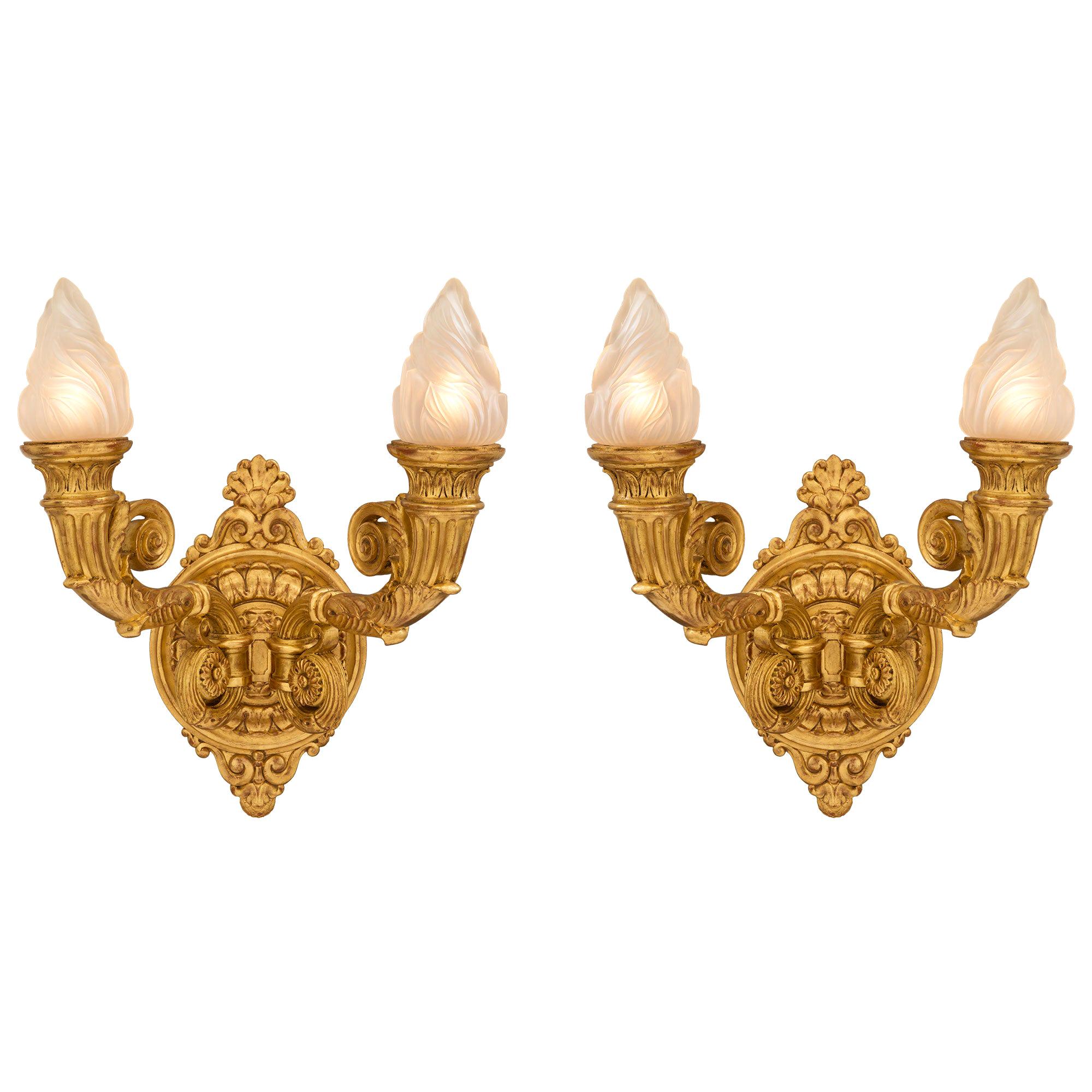 Paire d'appliques néoclassiques italiennes Bras de Lumière du 19ème siècle en bois doré en vente