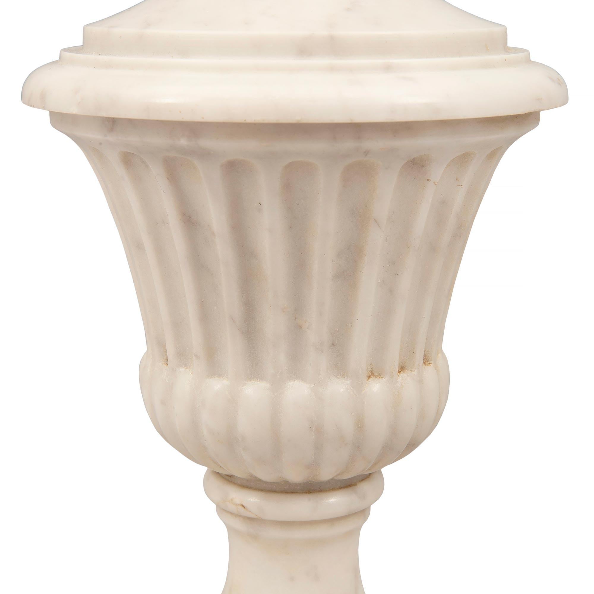 Pair of Italian 19th Century Neoclassical Style Decorative Marble Urns For Sale 2