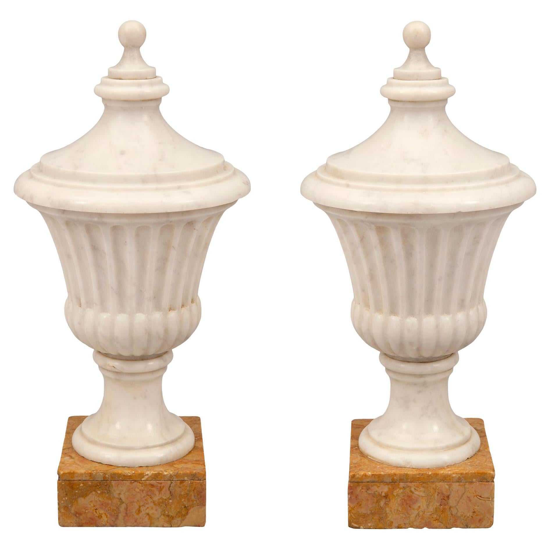 Paire d'urnes décoratives italiennes en marbre de style néoclassique du 19ème siècle