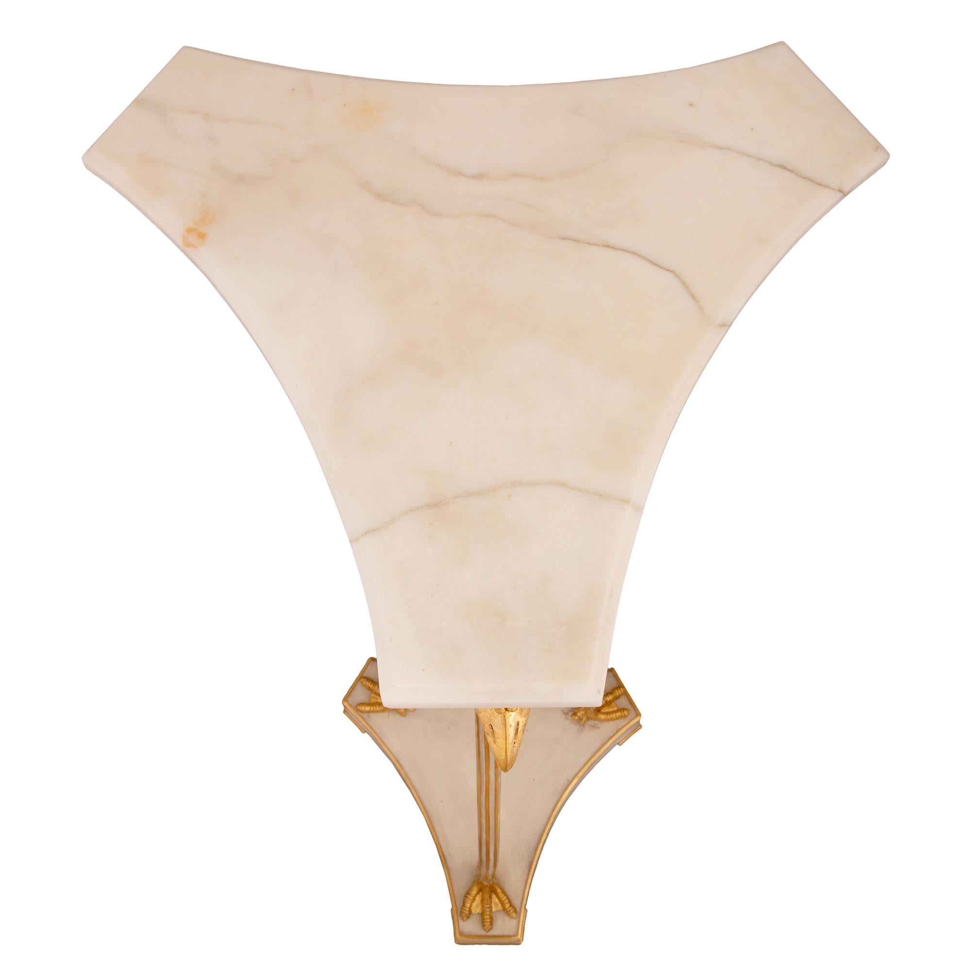 Ein atemberaubendes Paar italienischer neoklassizistischer Sockel des 19. Jahrhunderts aus patiniertem Holz, Vergoldung und Alabaster. Jeder Sockel wird von einer eleganten dreieckigen Basis mit konkaven Seiten, vergoldeten Füßen und fein