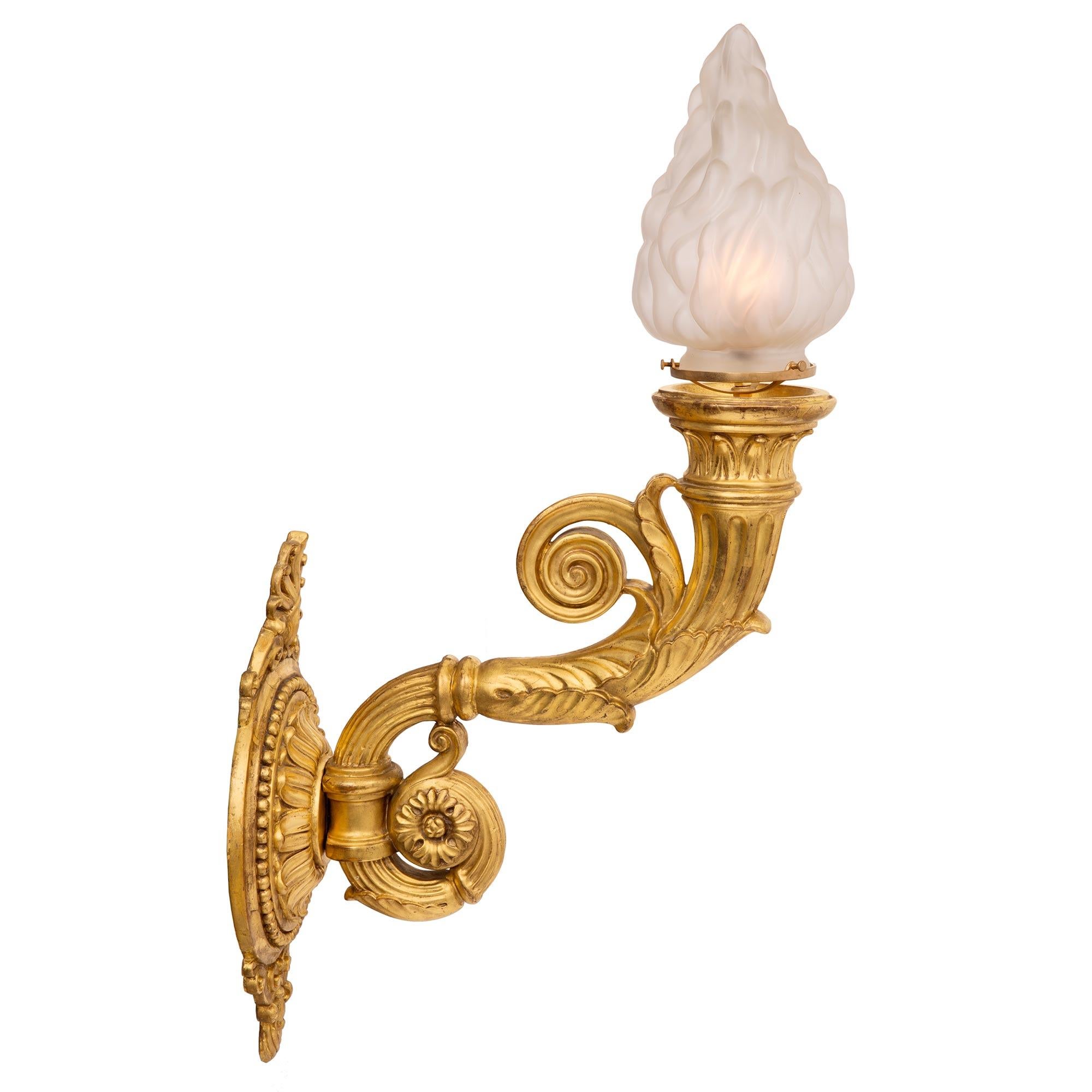 French Pair of Italian 19th Century Neoclassical Style Giltwood and Glass Sconces For Sale