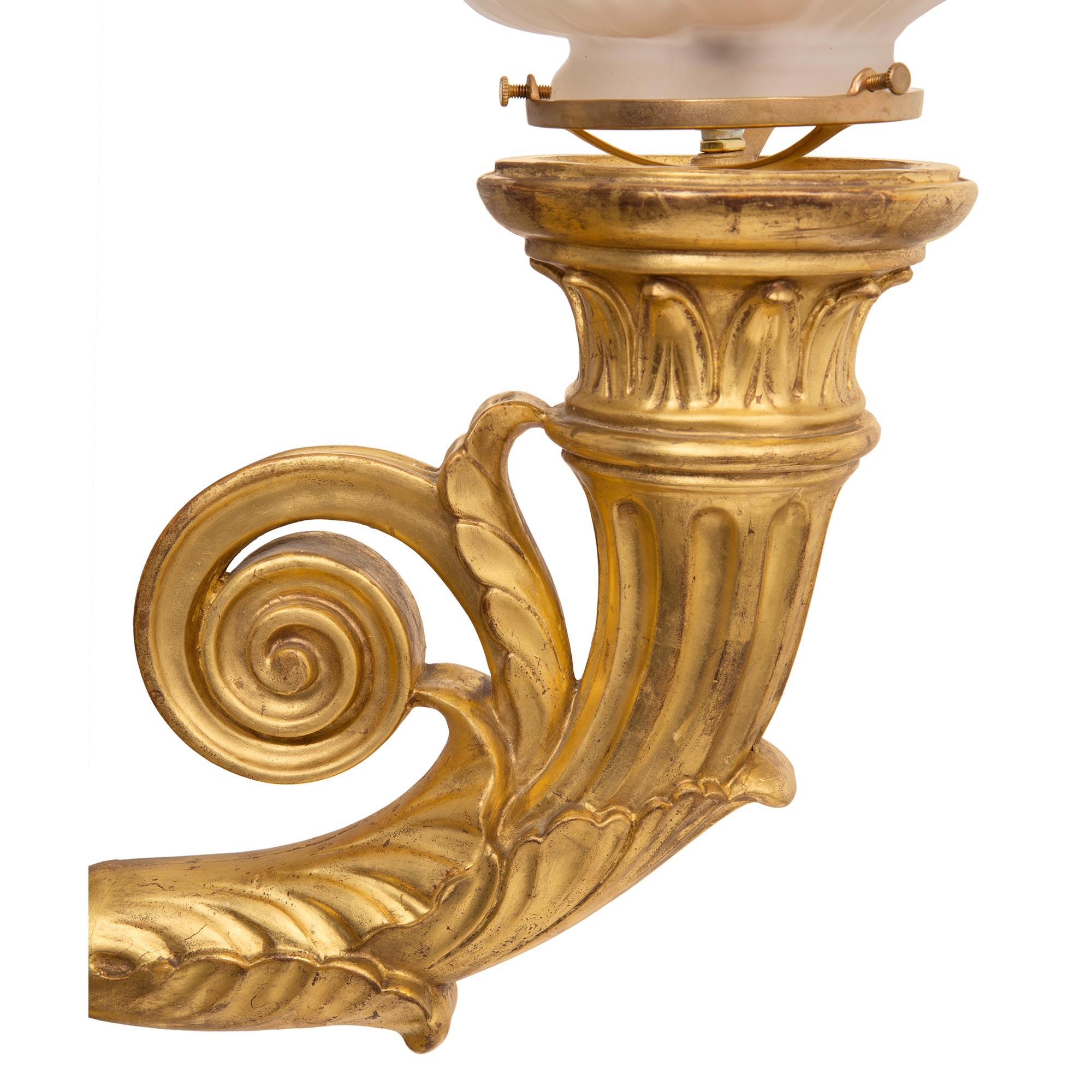 Dépoli Paire d'appliques italiennes de style néoclassique du 19ème siècle en bois doré et verre en vente