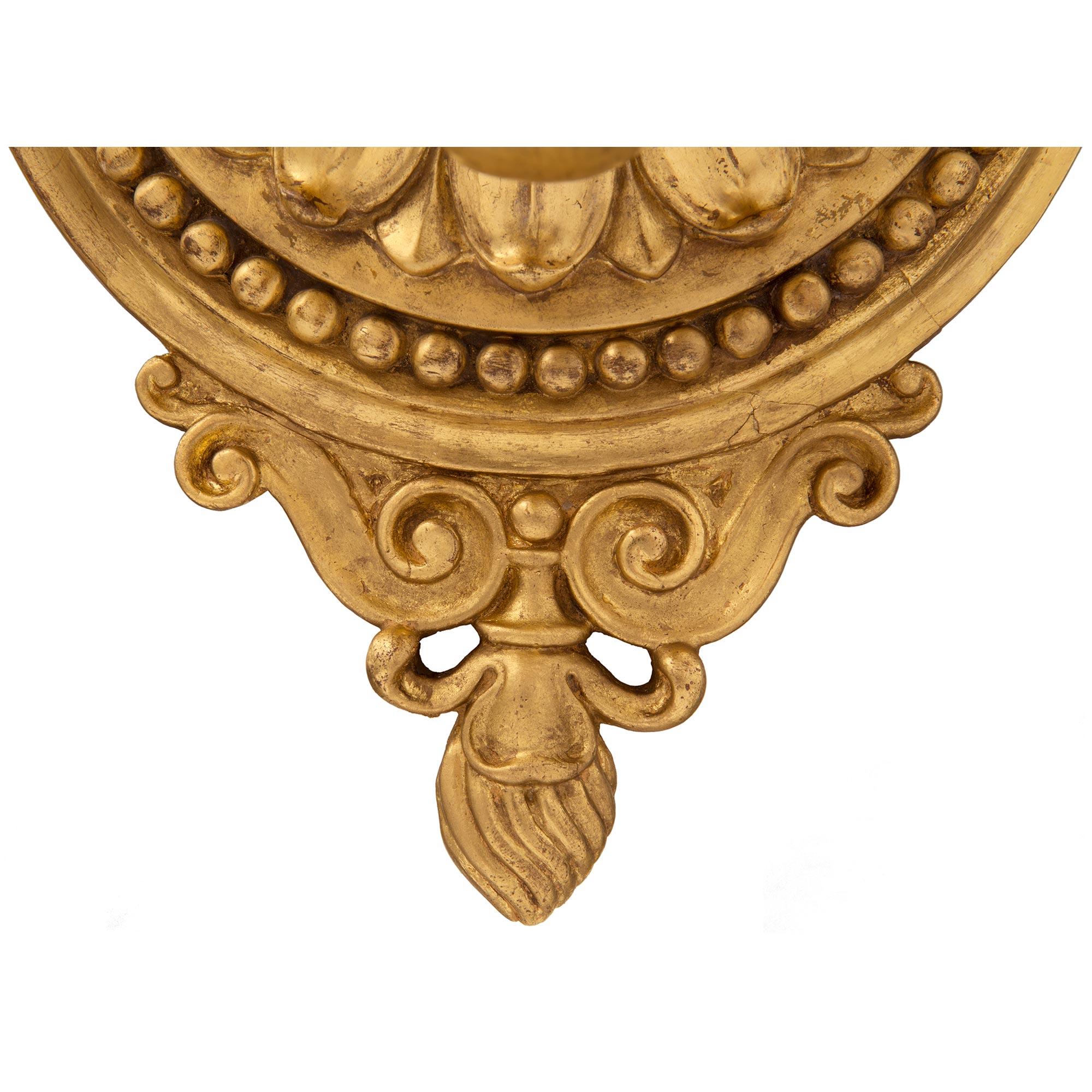 XIXe siècle Paire d'appliques italiennes de style néoclassique du 19ème siècle en bois doré et verre en vente