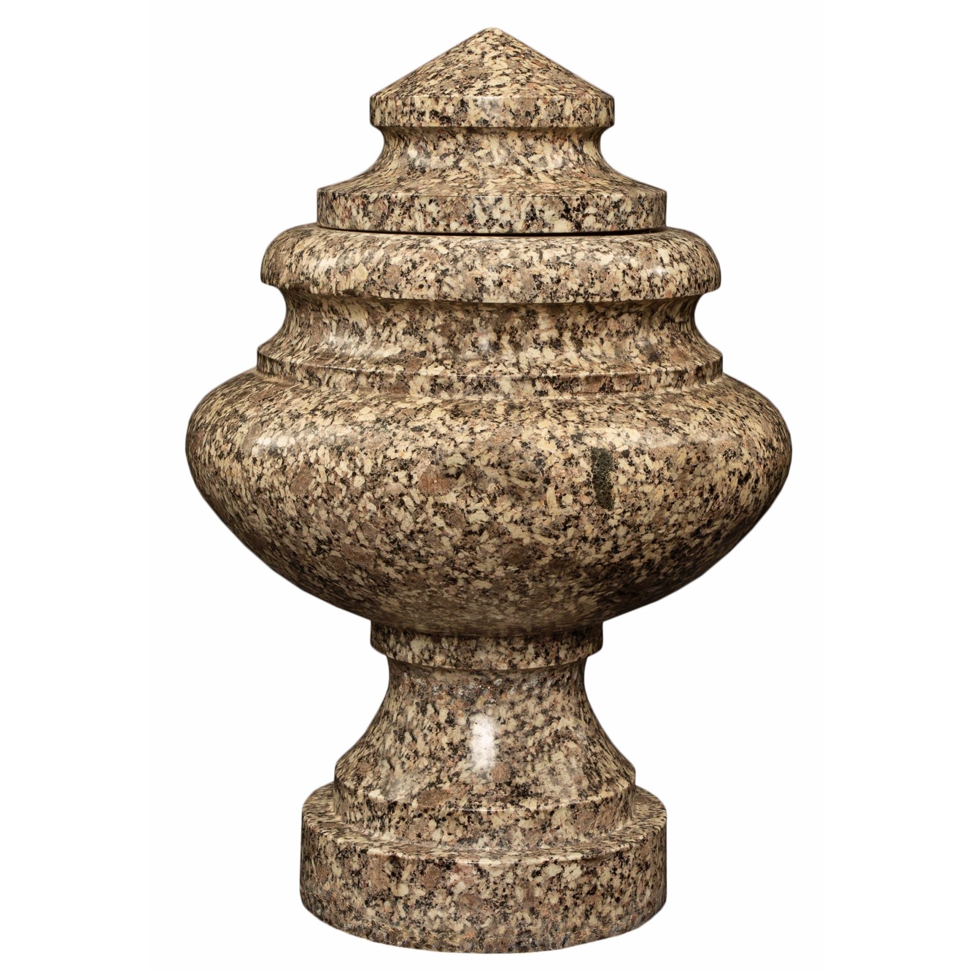 Néoclassique Paire d'urnes à couvercle en granit de style néoclassique italien du 19ème siècle en vente