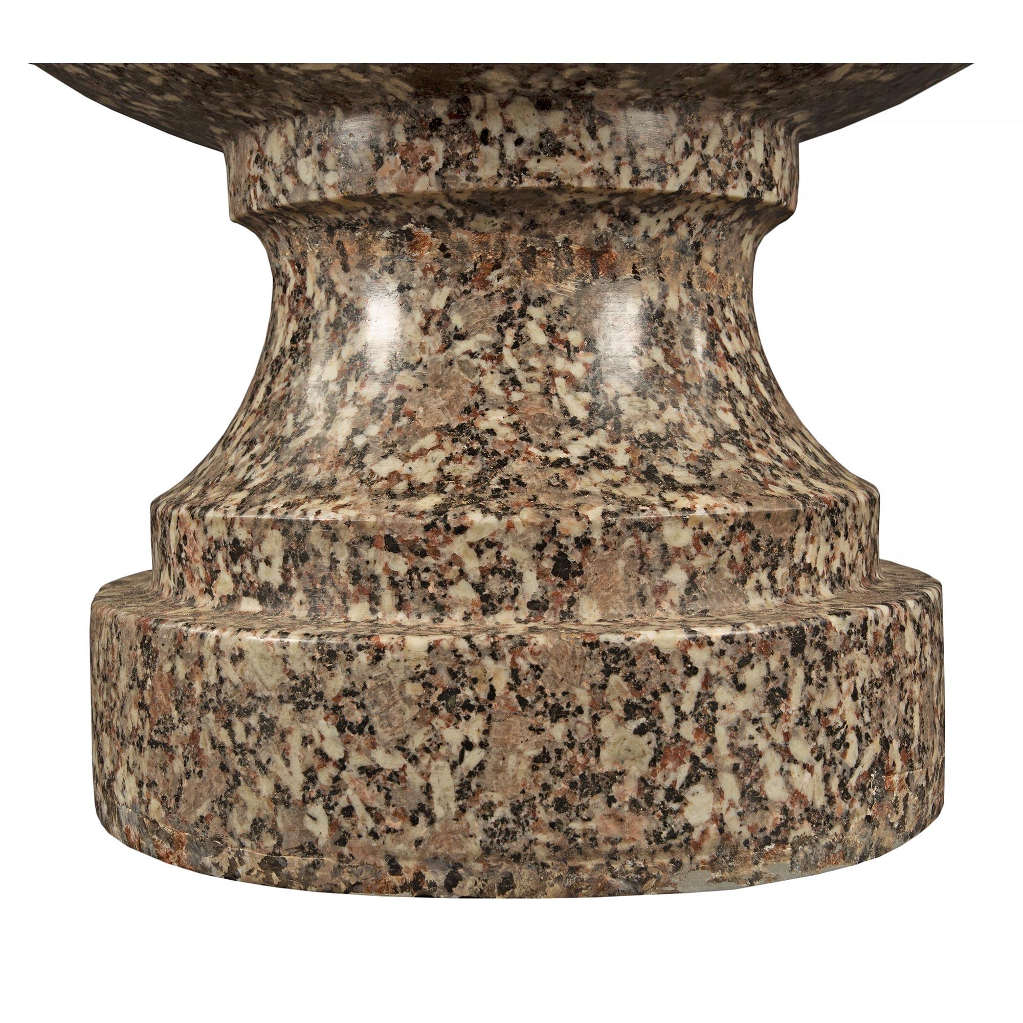 Granit Paire d'urnes à couvercle en granit de style néoclassique italien du 19ème siècle en vente