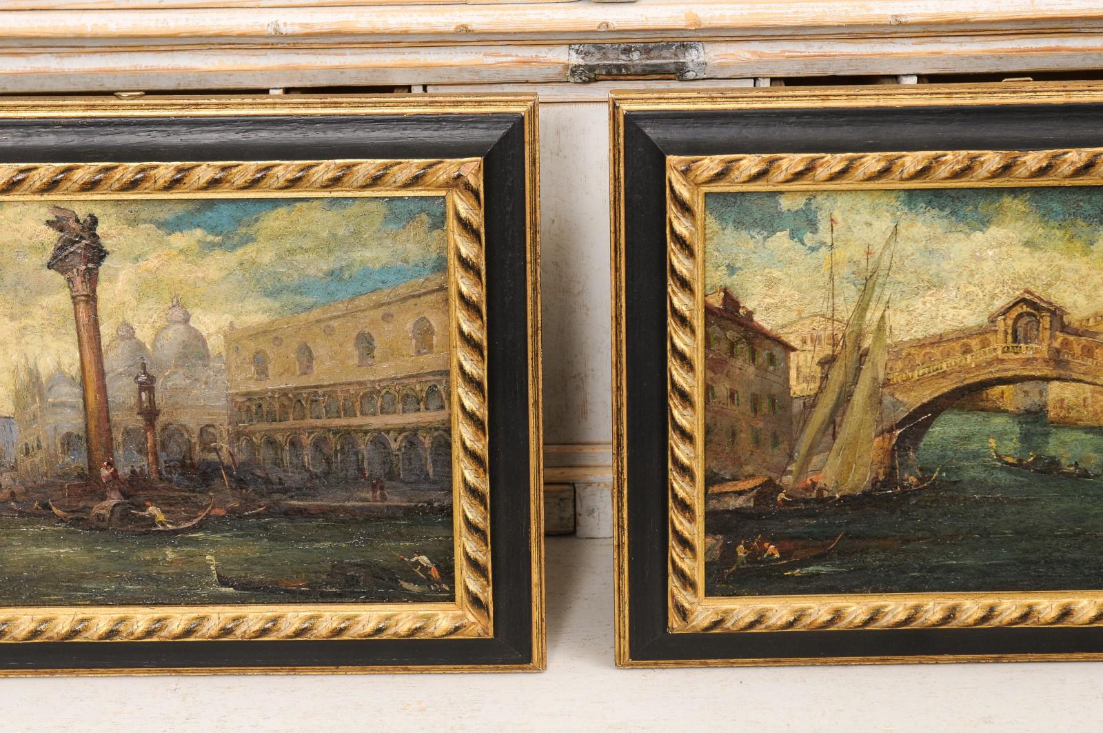 Paire de peintures italiennes du 19ème siècle représentant Venise dans des cadres noirs et or en vente 3