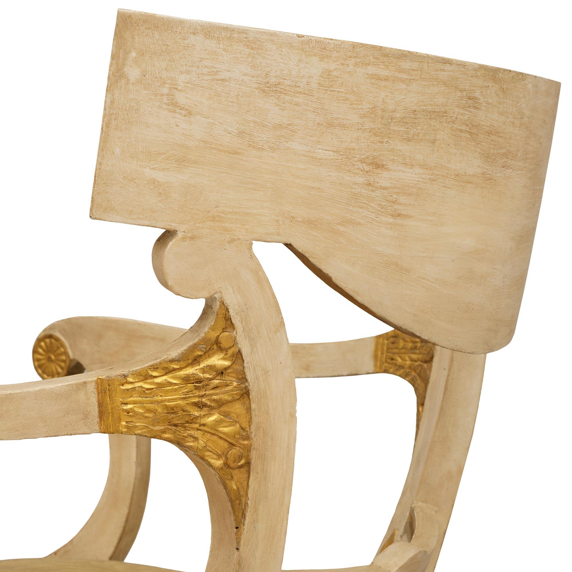 Tissu paire de fauteuils italiens du 19e siècle en bois patiné et Wood Wood en vente