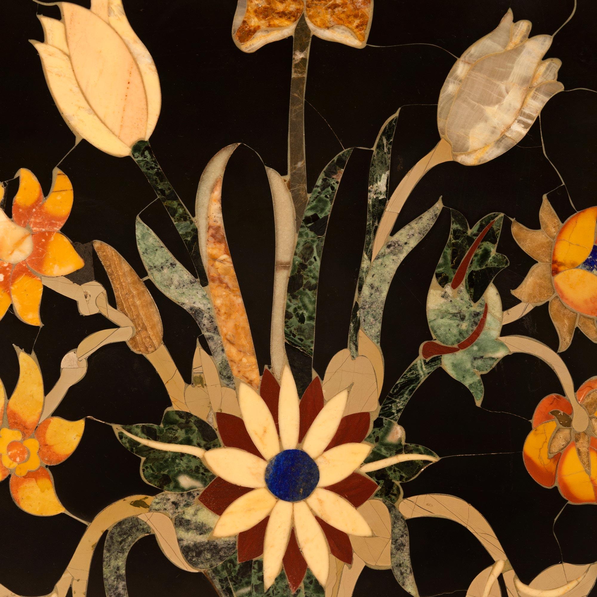 Italiano Coppia di placche decorative da parete in pietra dura dell'Ottocento italiano in vendita