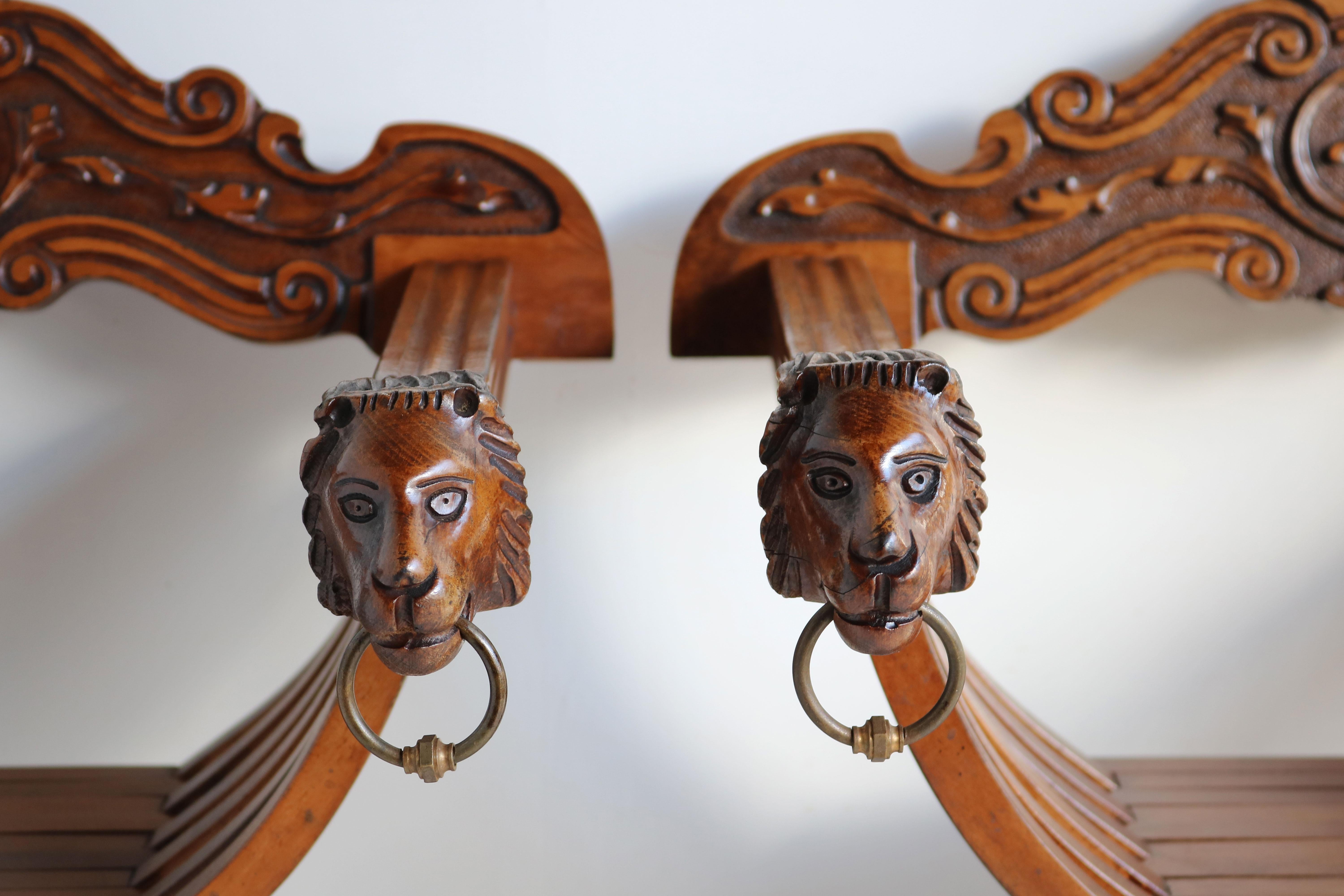 Pair of Italian 19th Century Renaissance Revival Savonarola Chair Lion Masks In Good Condition In Ijzendijke, NL