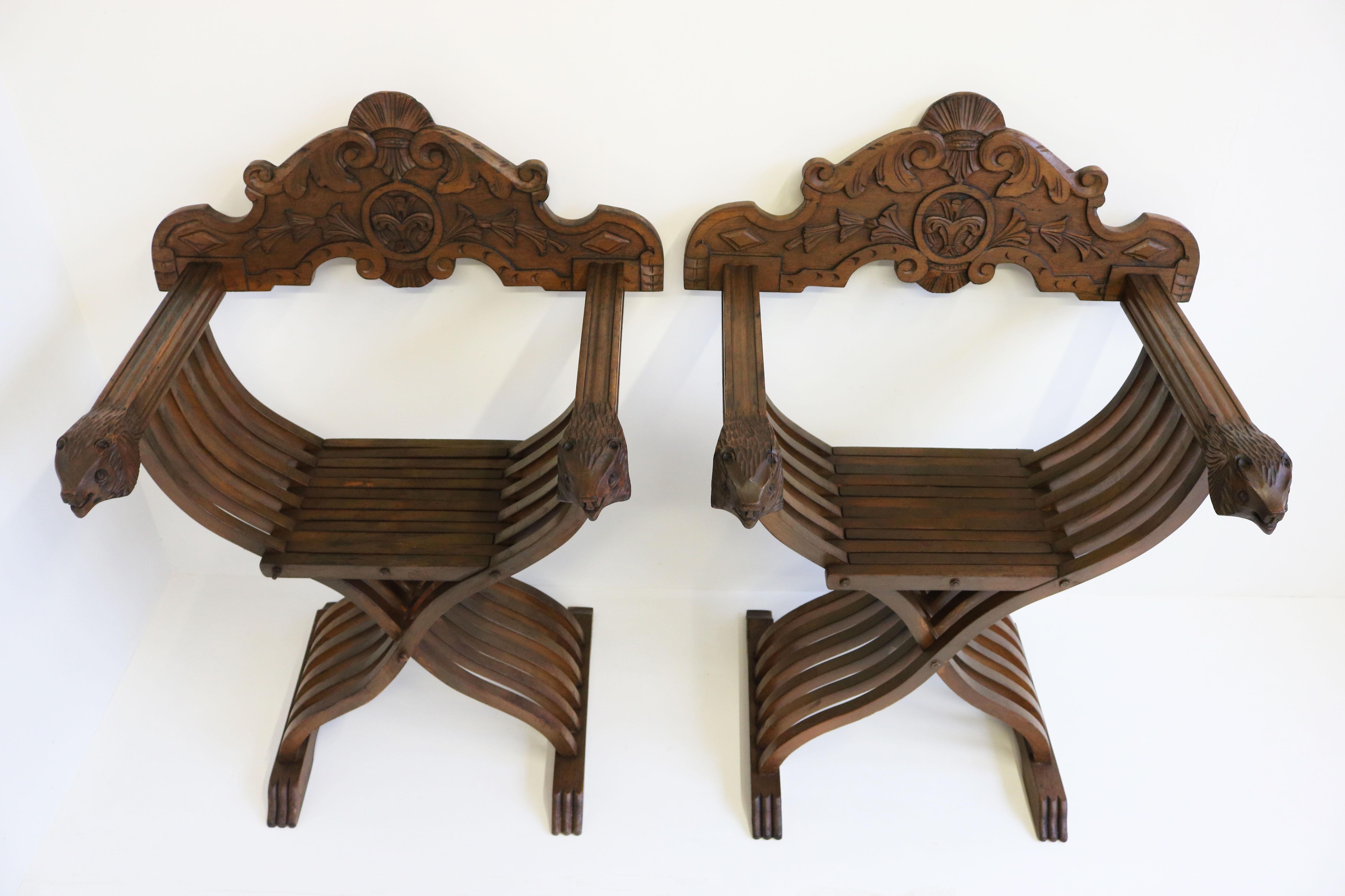 Paar italienische Savonarola-Sessel im Renaissance-Stil des 19. Jahrhunderts Beistellstühle (Neorenaissance) im Angebot