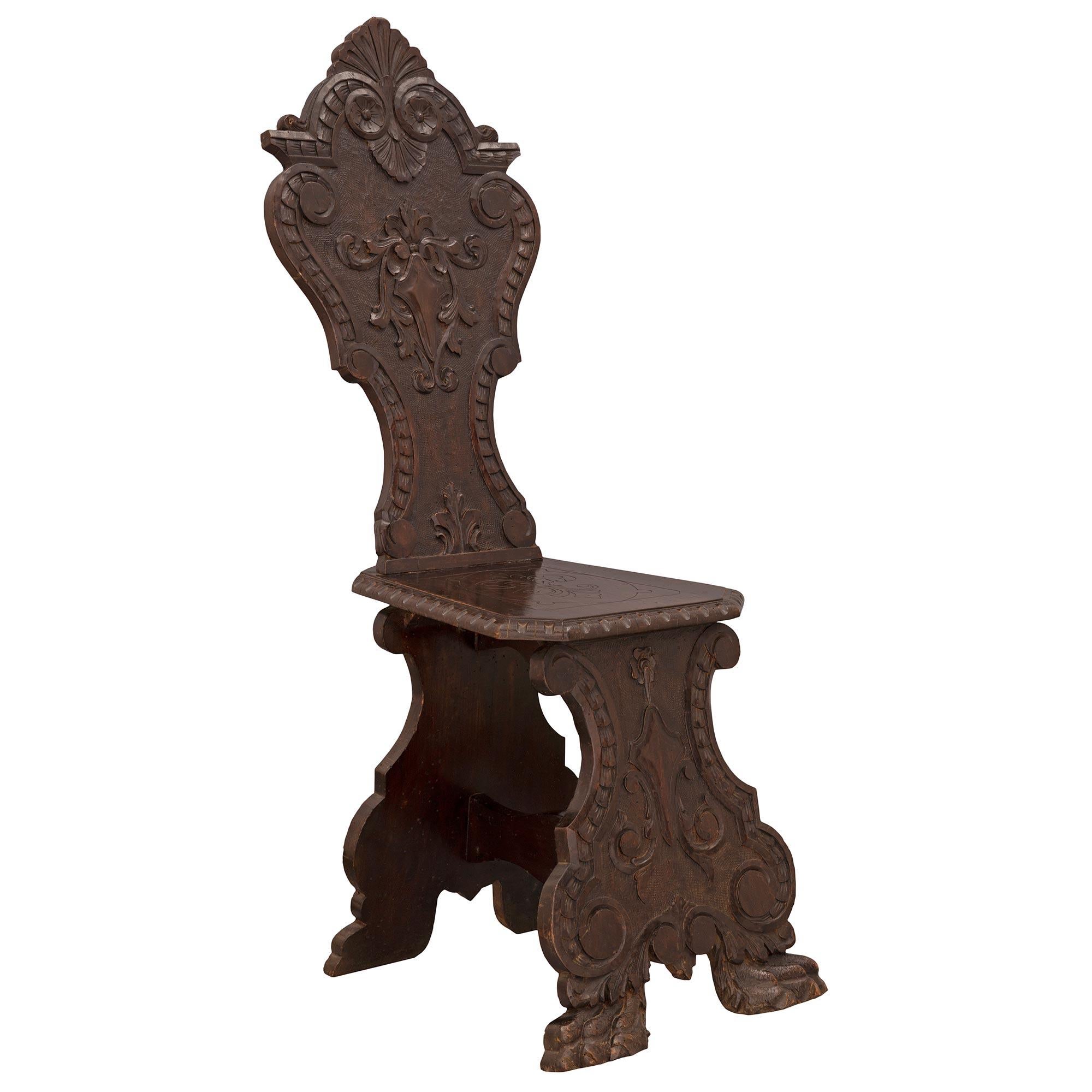 Une belle paire de chaises en noyer de la Renaissance italienne du 19e siècle, très décoratives. Chaque chaise est surélevée par des pieds en patte d'oie richement sculptés sous les élégants supports à volutes décorés de magnifiques motifs