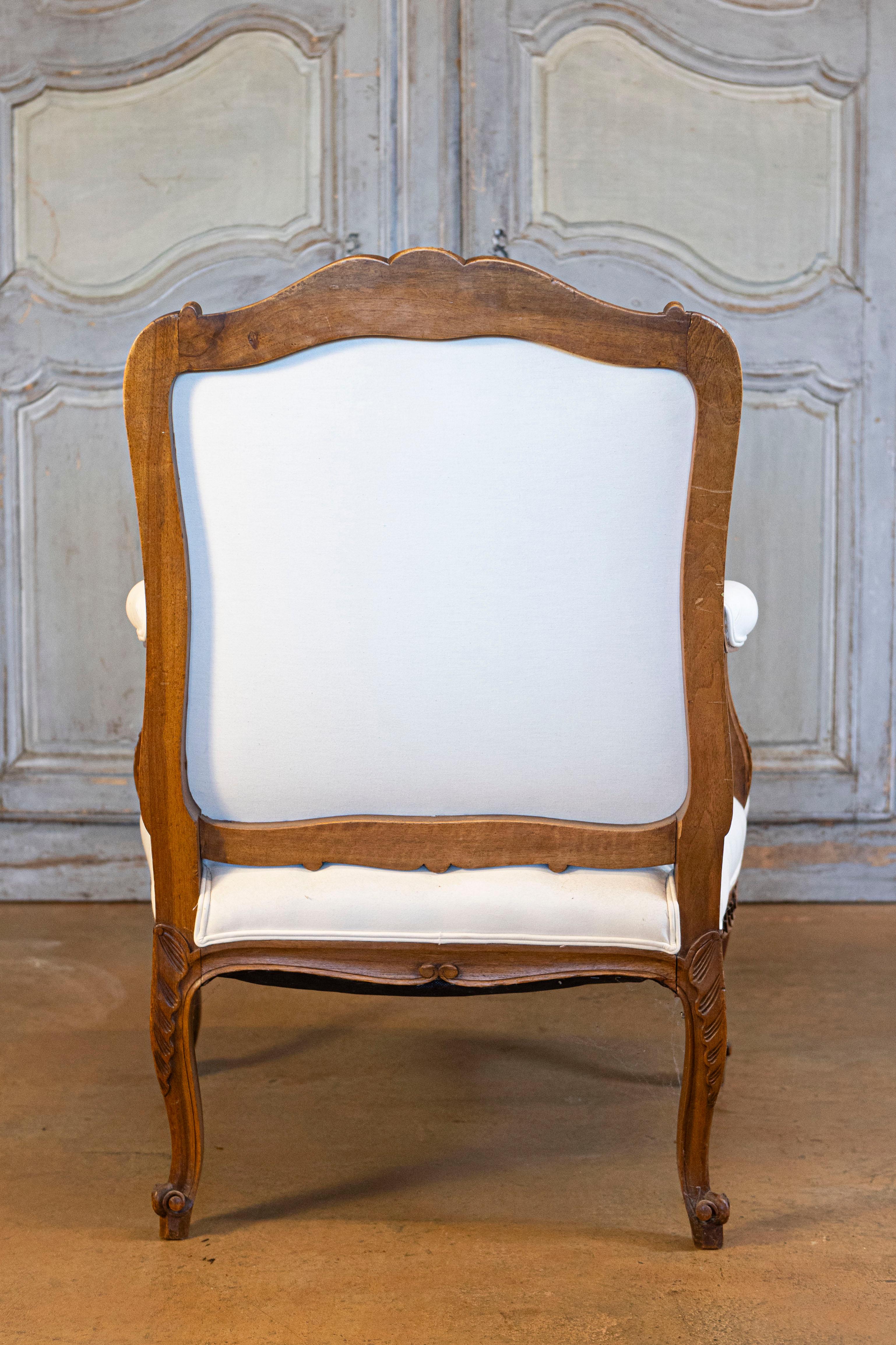 Coppia di poltrone italiane del XIX secolo in stile rococò, intagliate e imbottite in legno di noce in vendita 3