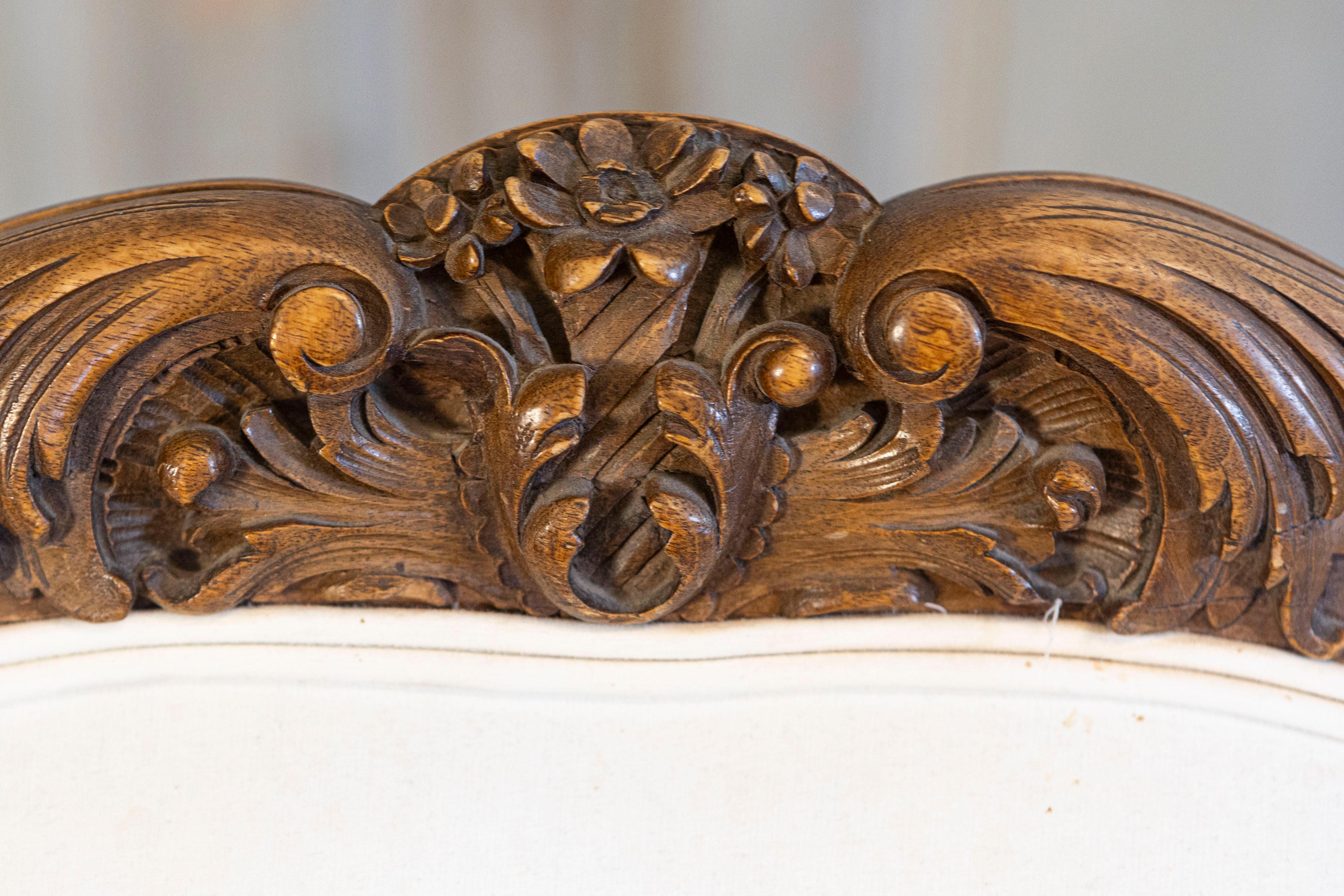 Coppia di poltrone italiane del XIX secolo in stile rococò, intagliate e imbottite in legno di noce in vendita 4