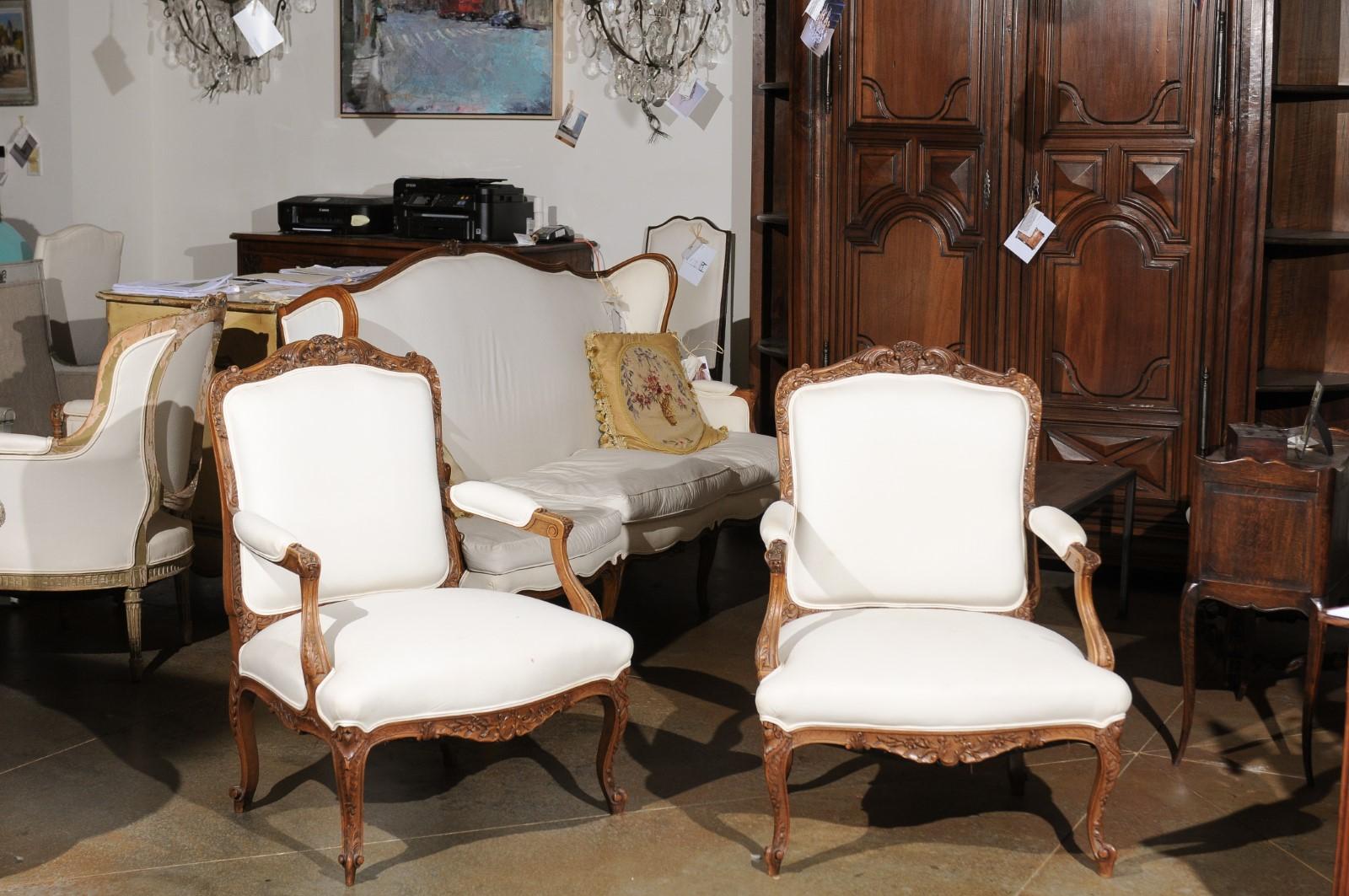 Rococo Paire de fauteuils tapissés en noyer sculpté de style rococo italien du 19ème siècle en vente