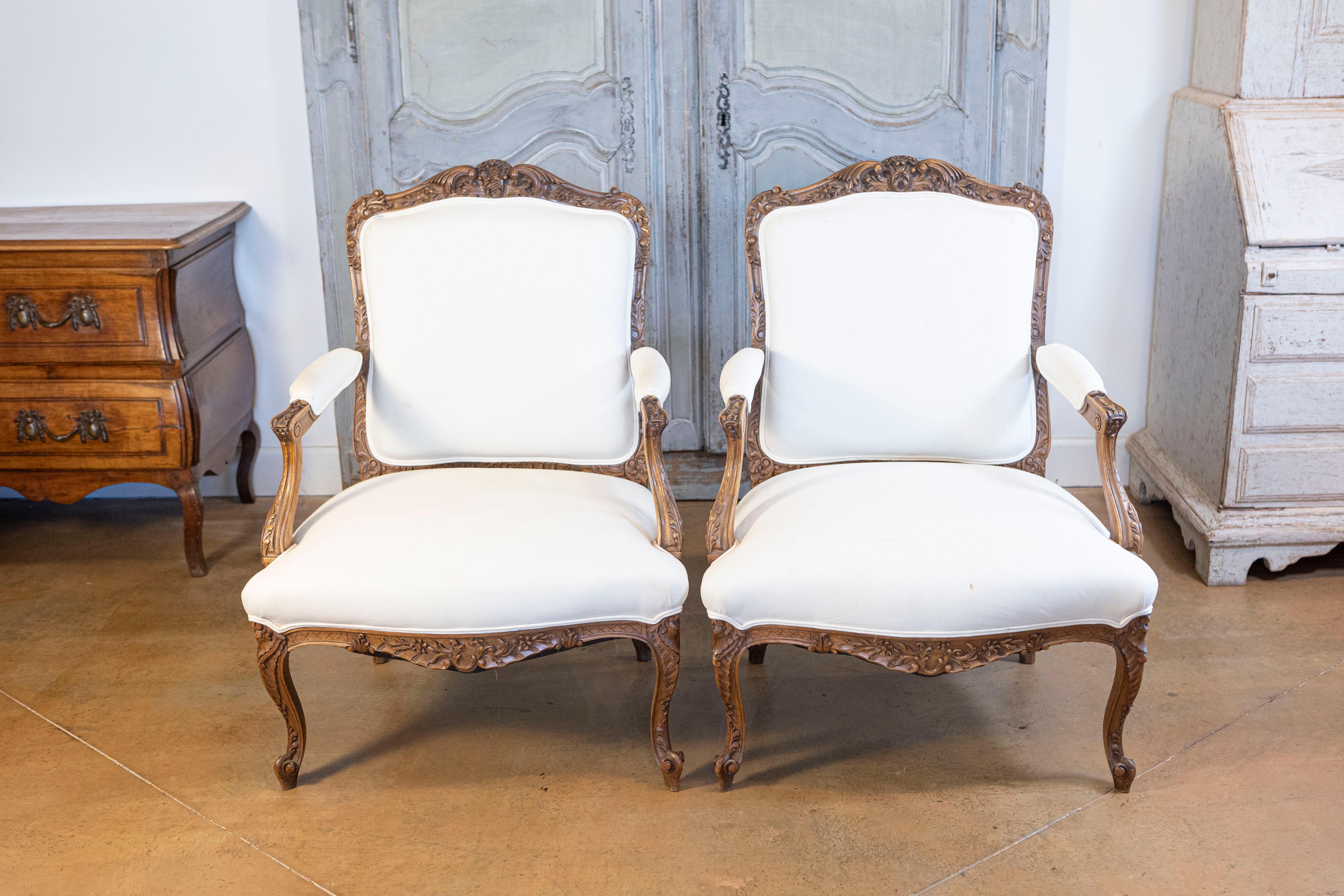 Rococò Coppia di poltrone italiane del XIX secolo in stile rococò, intagliate e imbottite in legno di noce in vendita