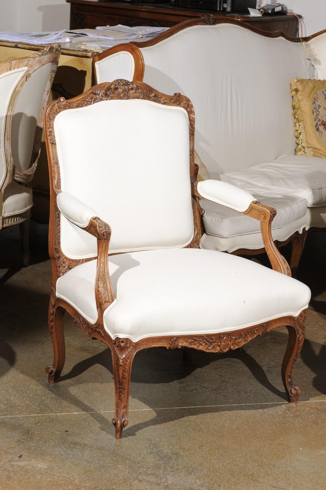 Paar italienische gepolsterte Sessel aus geschnitztem Nussbaumholz im Rokoko-Stil des 19. Jahrhunderts (Geschnitzt) im Angebot