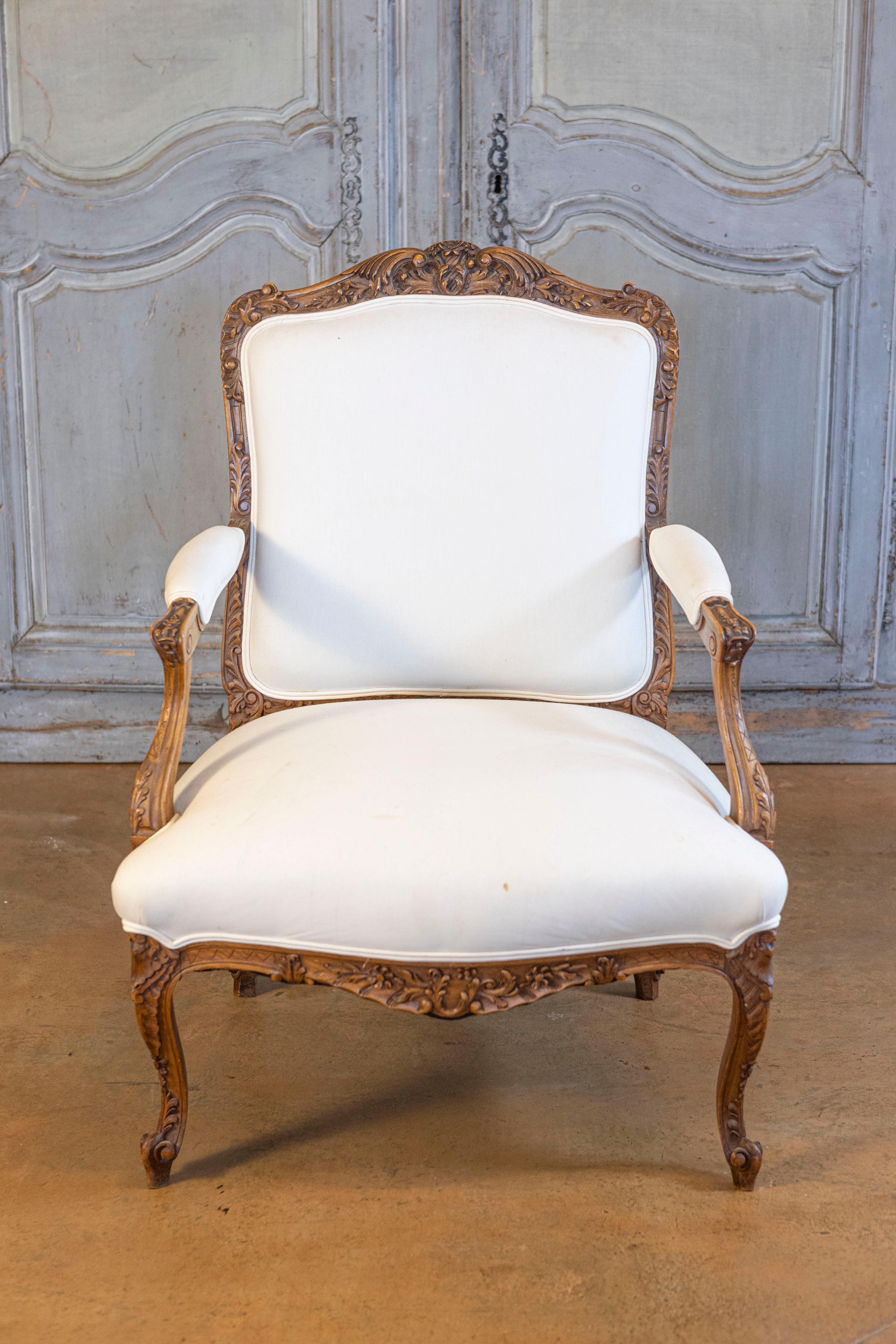 Italiano Coppia di poltrone italiane del XIX secolo in stile rococò, intagliate e imbottite in legno di noce in vendita
