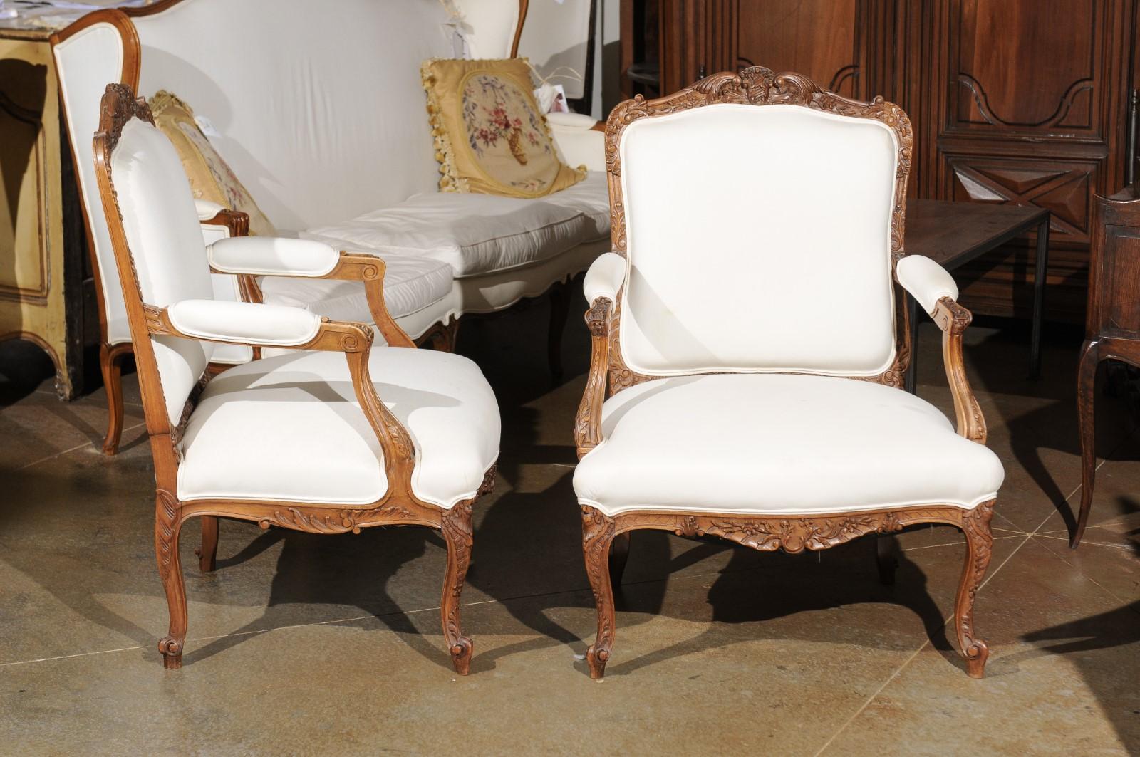 Paar italienische gepolsterte Sessel aus geschnitztem Nussbaumholz im Rokoko-Stil des 19. Jahrhunderts im Zustand „Gut“ im Angebot in Atlanta, GA