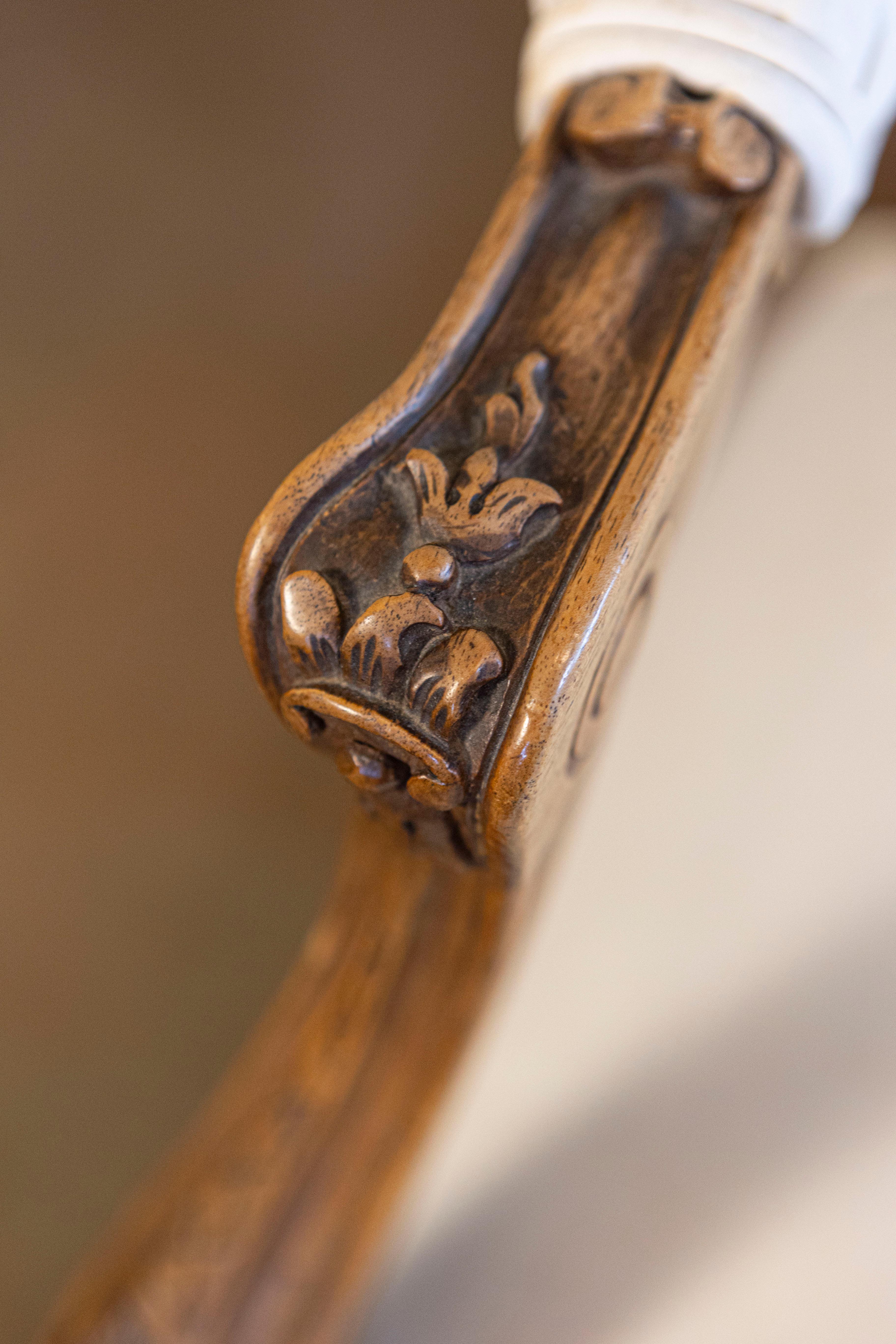 Intagliato Coppia di poltrone italiane del XIX secolo in stile rococò, intagliate e imbottite in legno di noce in vendita