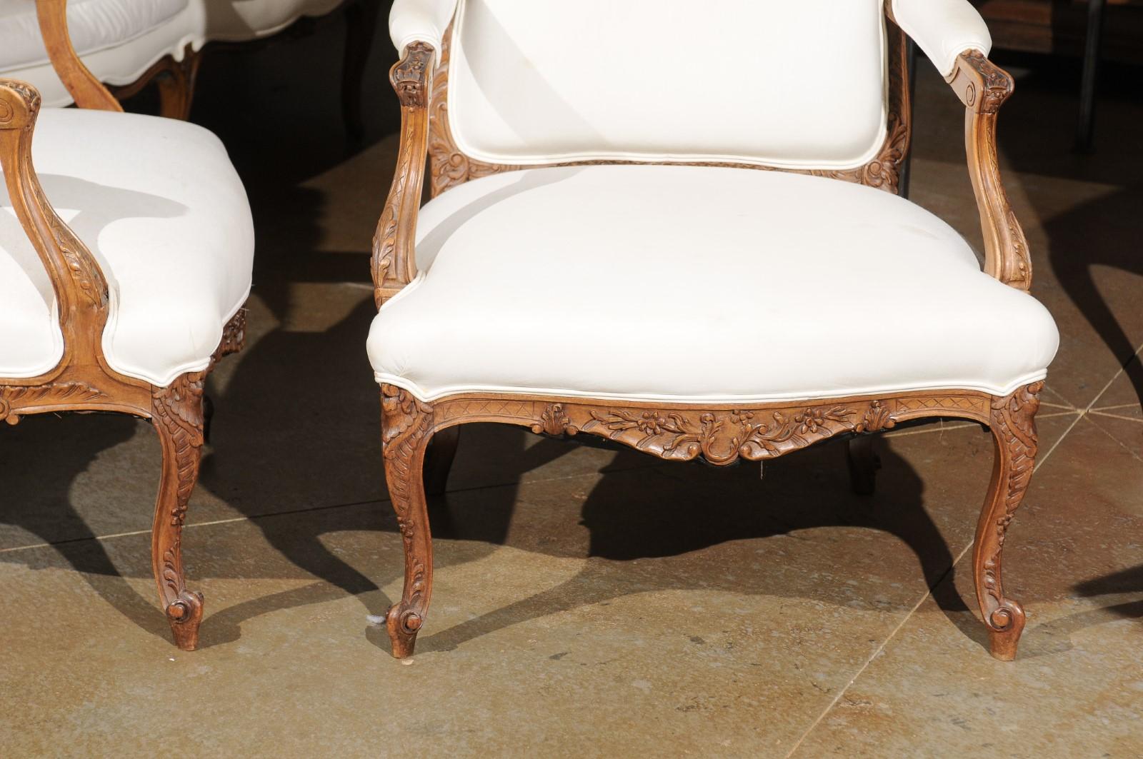 Paar italienische gepolsterte Sessel aus geschnitztem Nussbaumholz im Rokoko-Stil des 19. Jahrhunderts (Walnuss) im Angebot