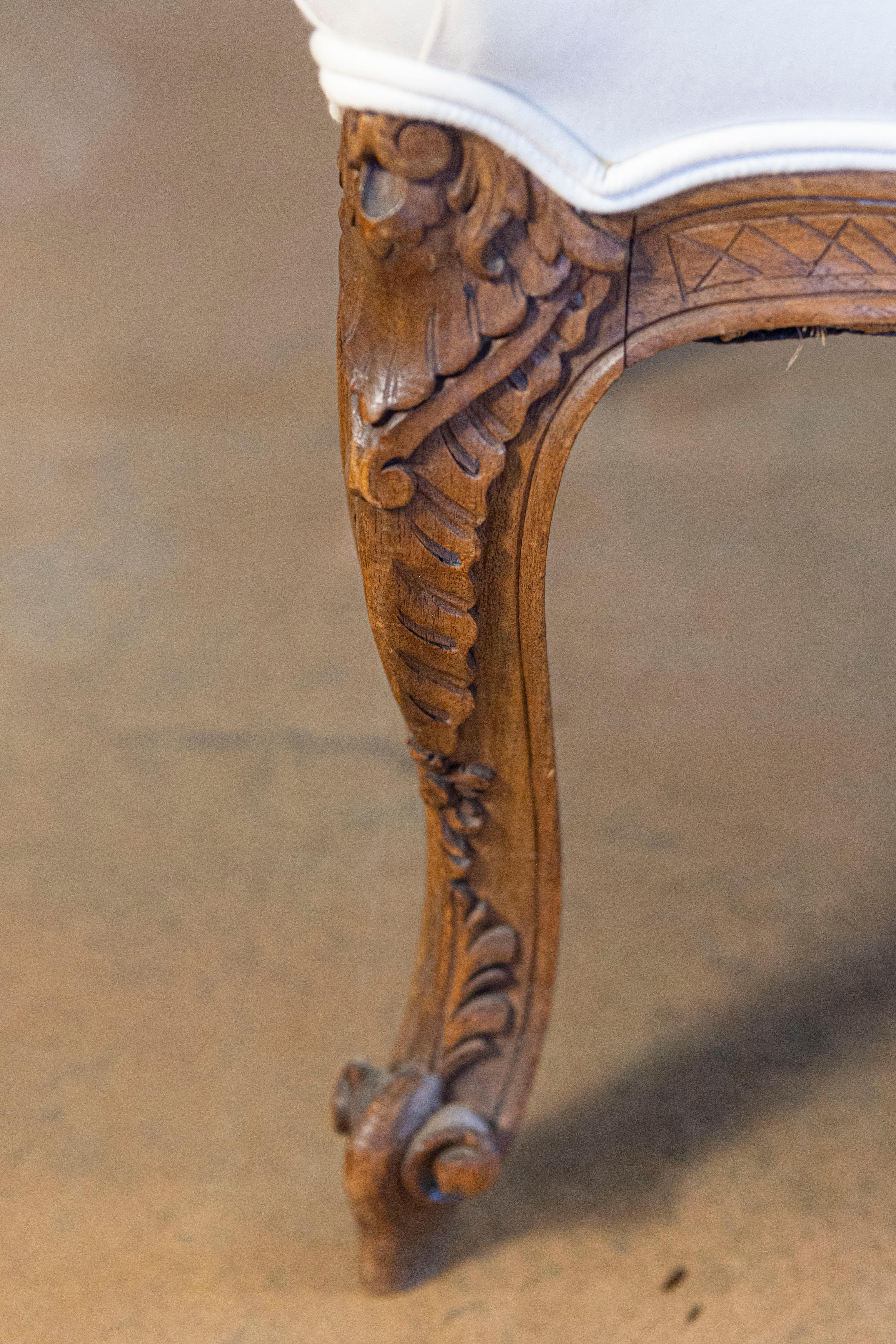 Coppia di poltrone italiane del XIX secolo in stile rococò, intagliate e imbottite in legno di noce In condizioni buone in vendita a Atlanta, GA