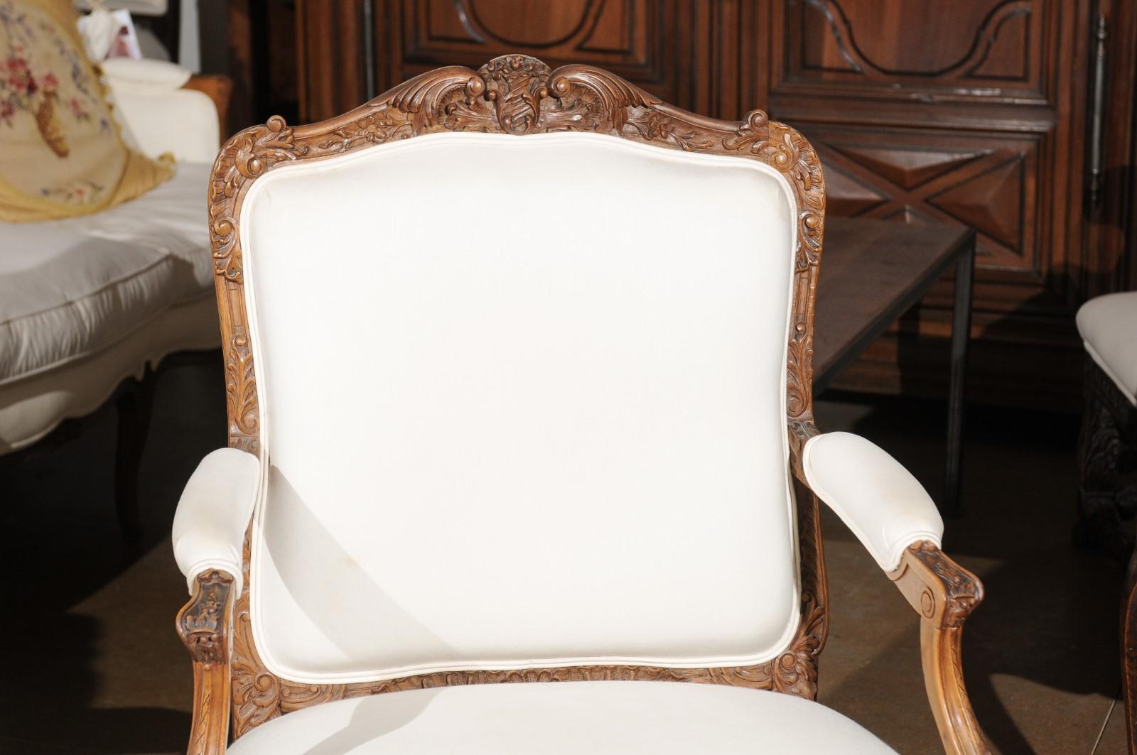 Paar italienische gepolsterte Sessel aus geschnitztem Nussbaumholz im Rokoko-Stil des 19. Jahrhunderts im Angebot 1