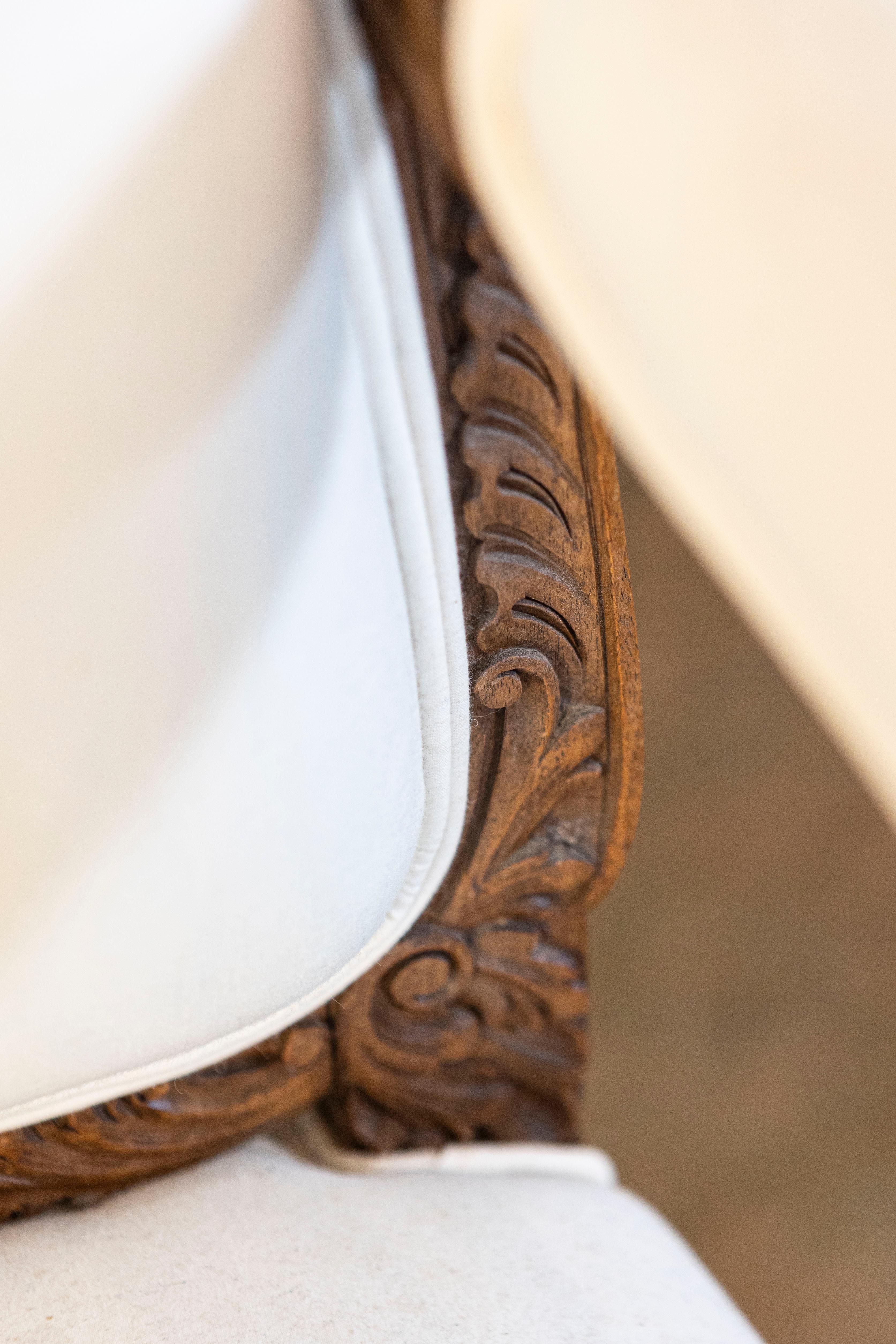 Tappezzeria Coppia di poltrone italiane del XIX secolo in stile rococò, intagliate e imbottite in legno di noce in vendita