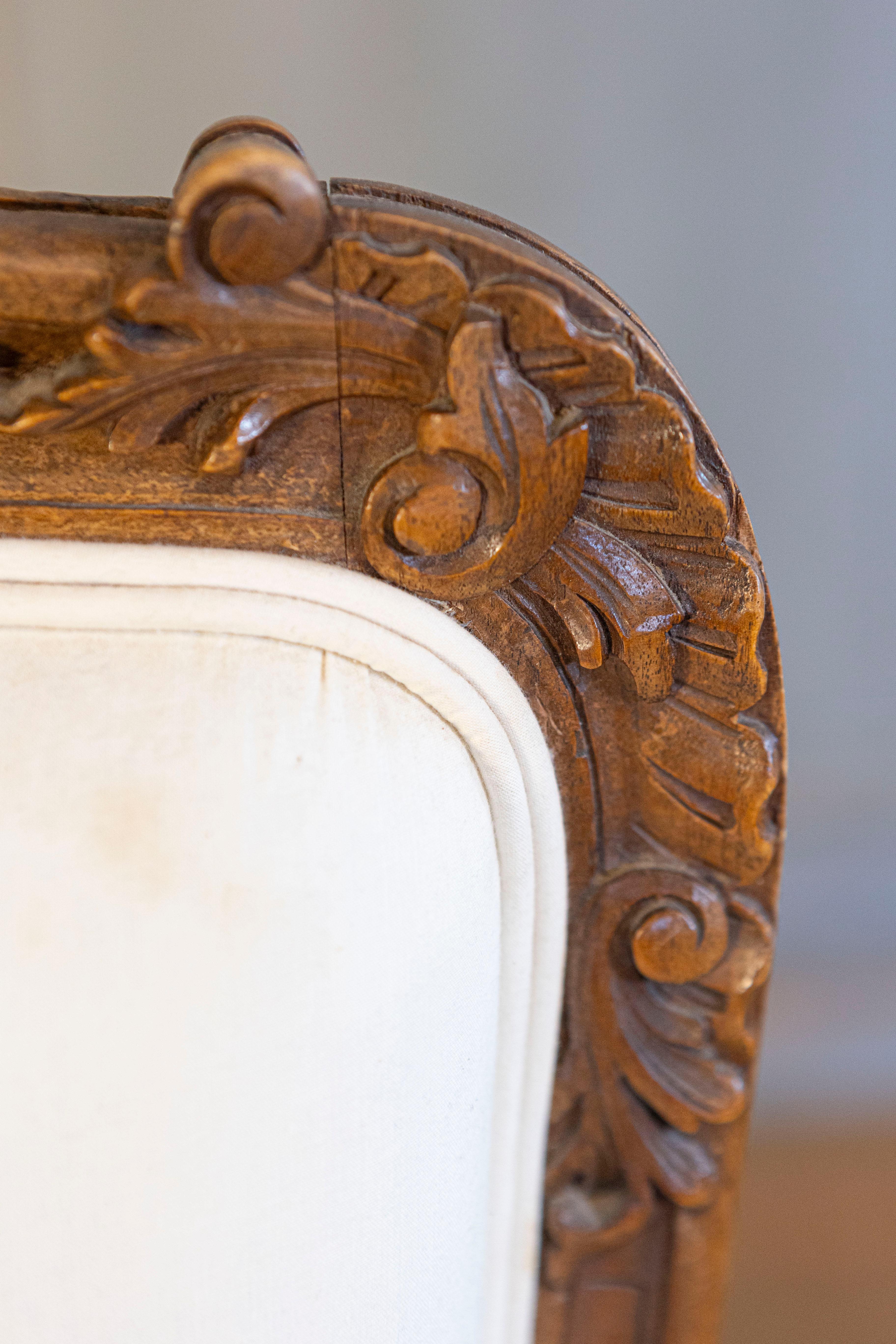 Coppia di poltrone italiane del XIX secolo in stile rococò, intagliate e imbottite in legno di noce in vendita 1
