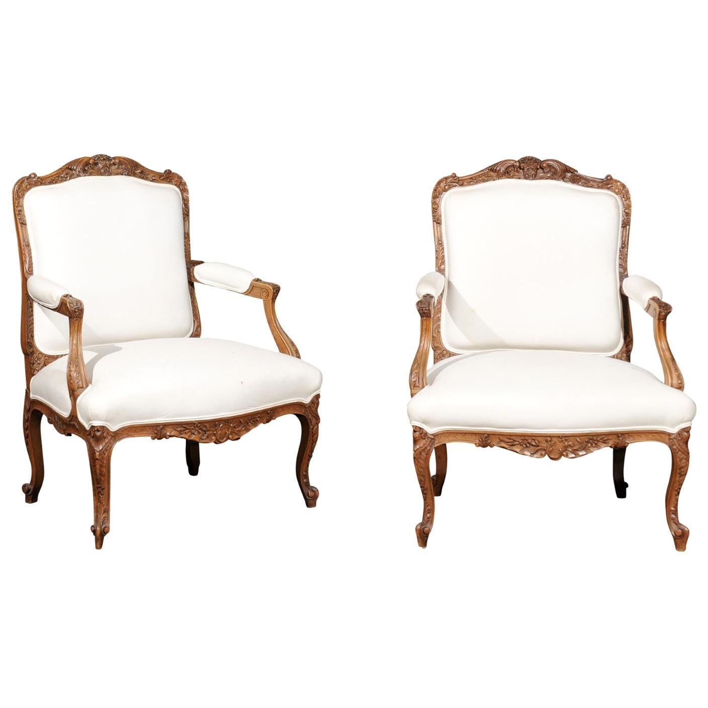 Paar italienische gepolsterte Sessel aus geschnitztem Nussbaumholz im Rokoko-Stil des 19. Jahrhunderts