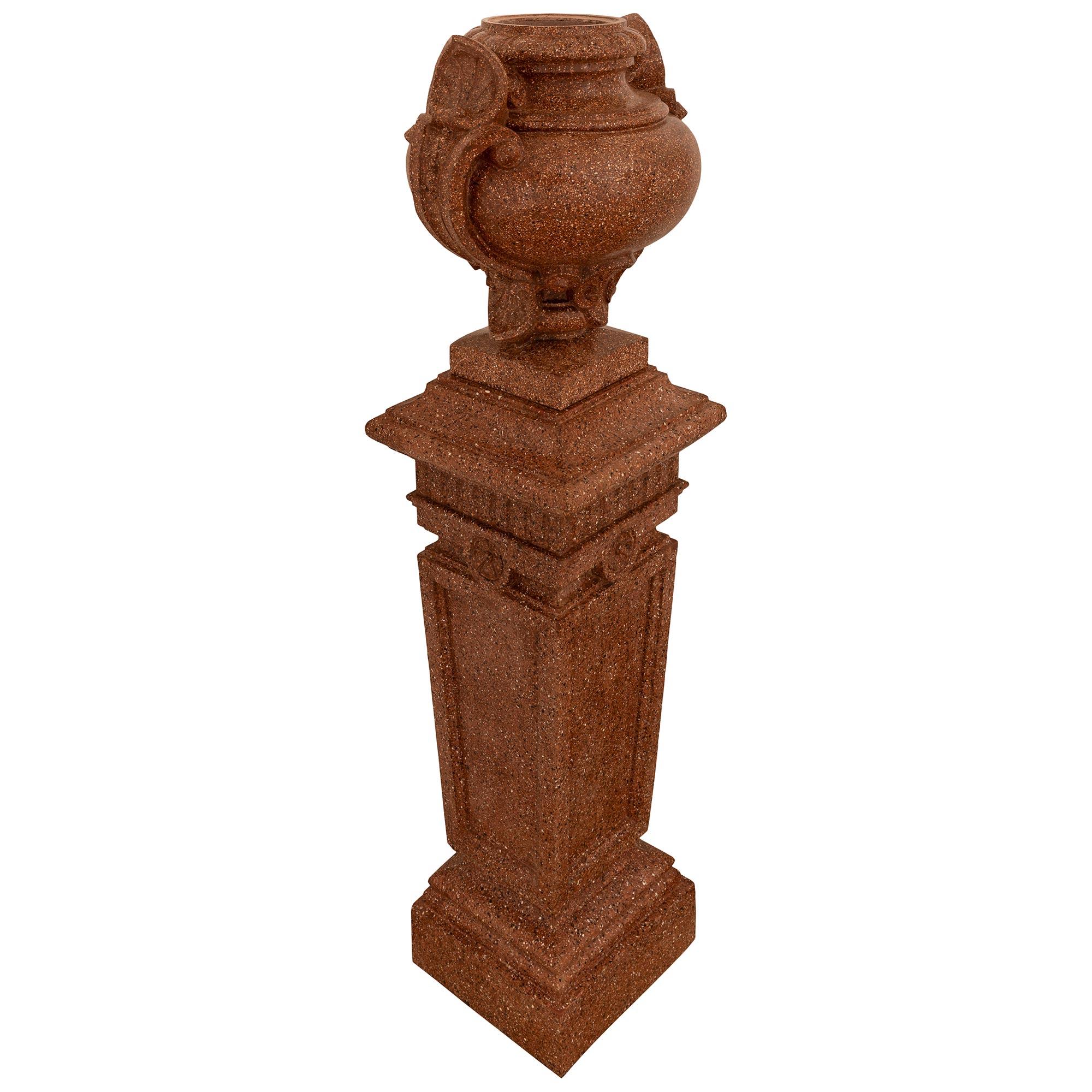 Italiano coppia di urne e piedistalli in terracotta Rosa del XIX secolo in vendita