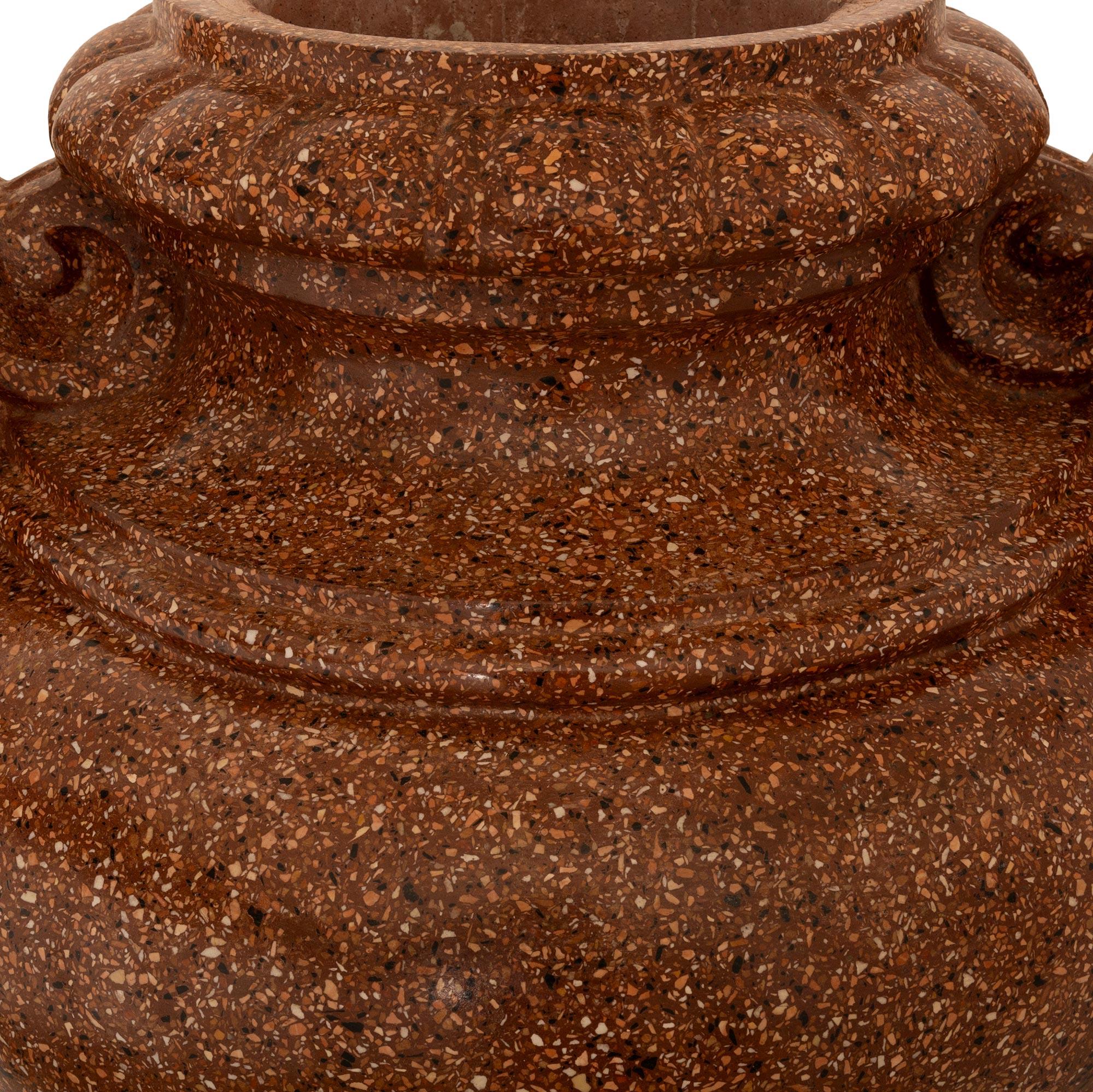 Graniglia coppia di urne e piedistalli in terracotta Rosa del XIX secolo in vendita