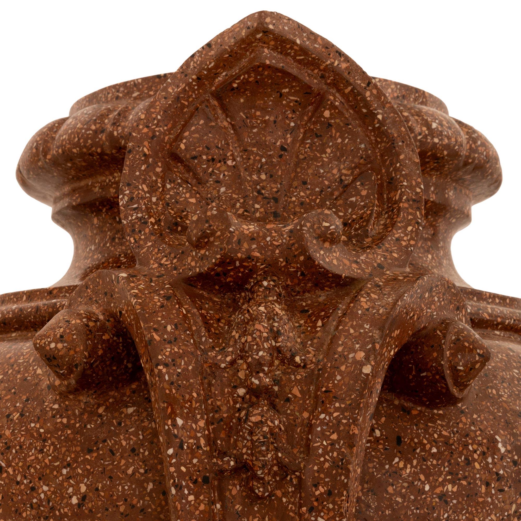 coppia di urne e piedistalli in terracotta Rosa del XIX secolo in vendita 1