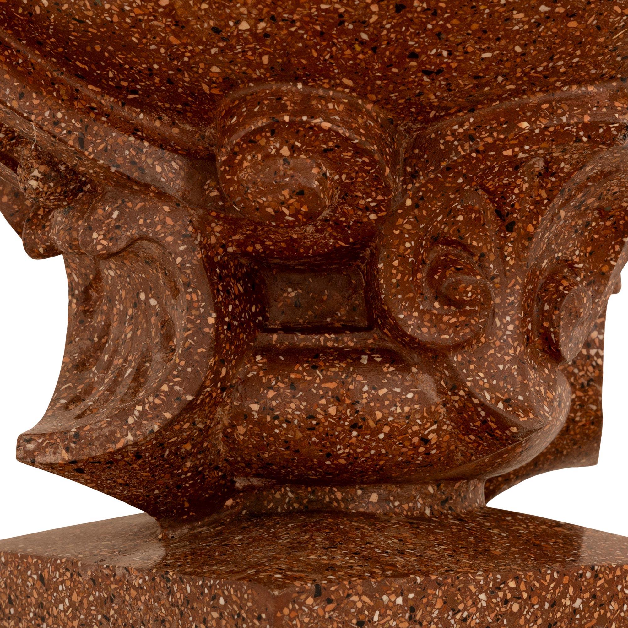 coppia di urne e piedistalli in terracotta Rosa del XIX secolo in vendita 2