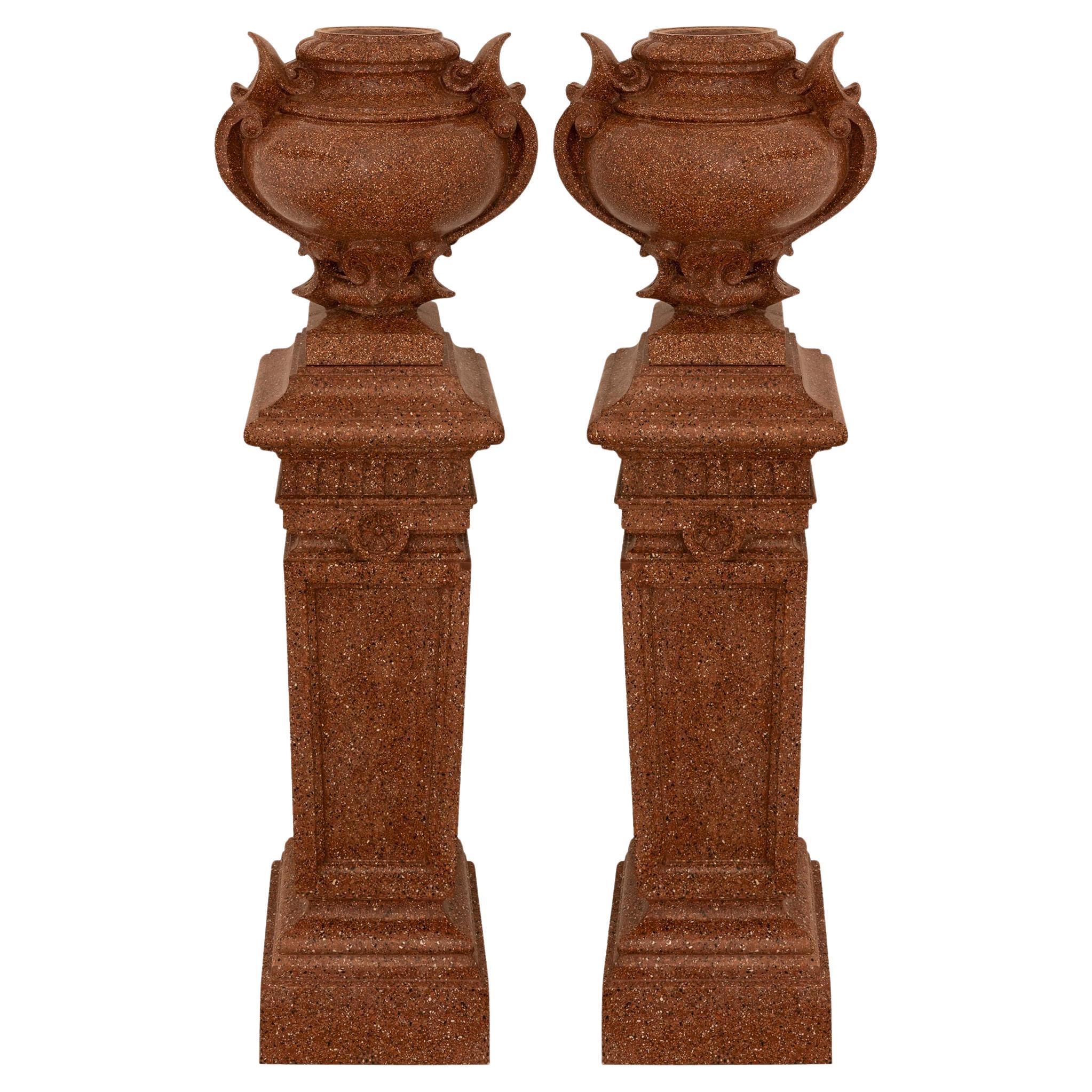 coppia di urne e piedistalli in terracotta Rosa del XIX secolo in vendita