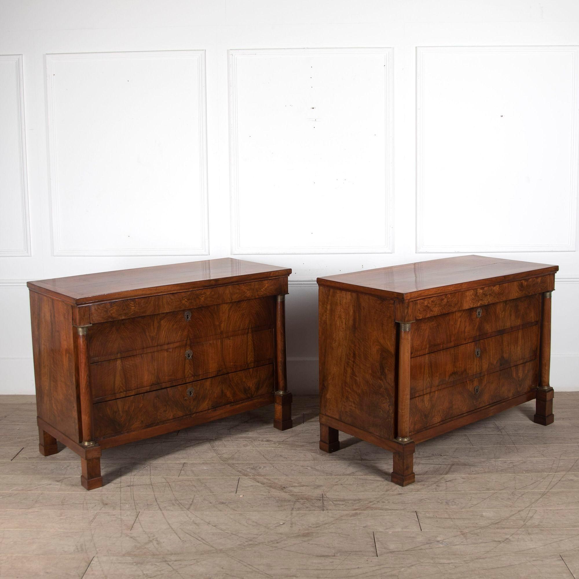 Paire de commodes italiennes du 19ème siècle avec de magnifiques figurations en bois de rose.
Ces coffres se composent de trois tiroirs encastrés et d'un tiroir encastré au-dessus. Les coffres ont deux colonnes de chaque côté avec des montures en