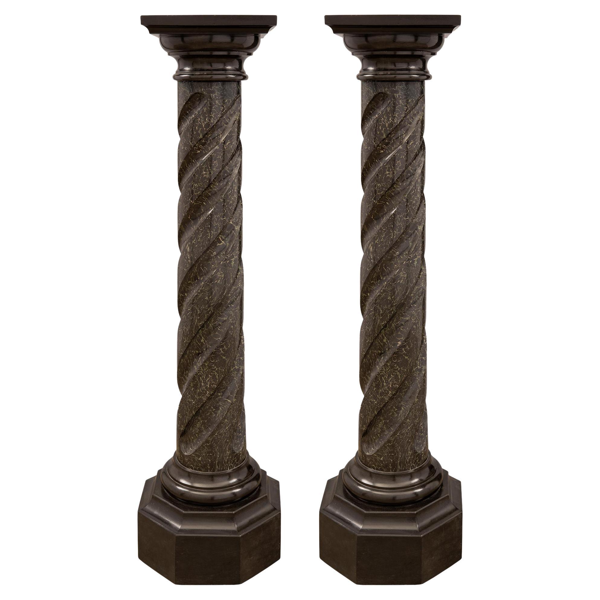 Paire de colonnes italiennes du 19ème siècle en marbre noir et Scagliola de Belgique